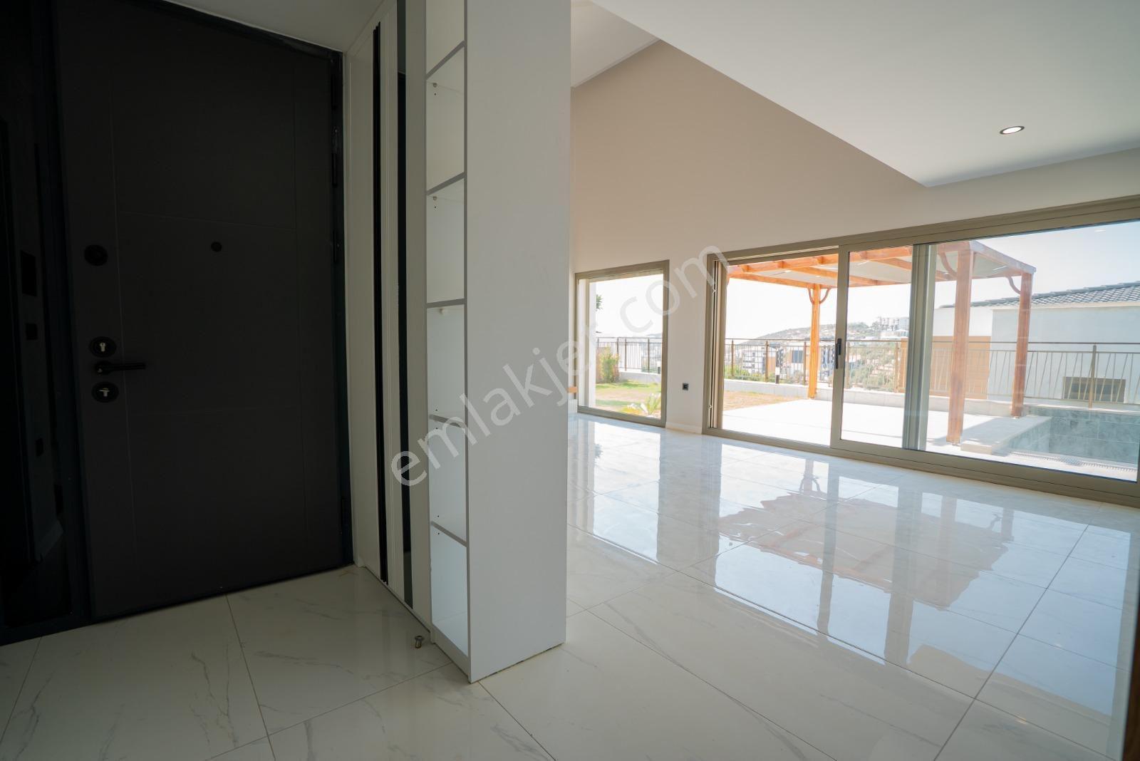 Kuşadası Değirmendere Bölgesi Acil Satılık Asansör-havuz-kapalı Otoparklı Villa - Görsel 32