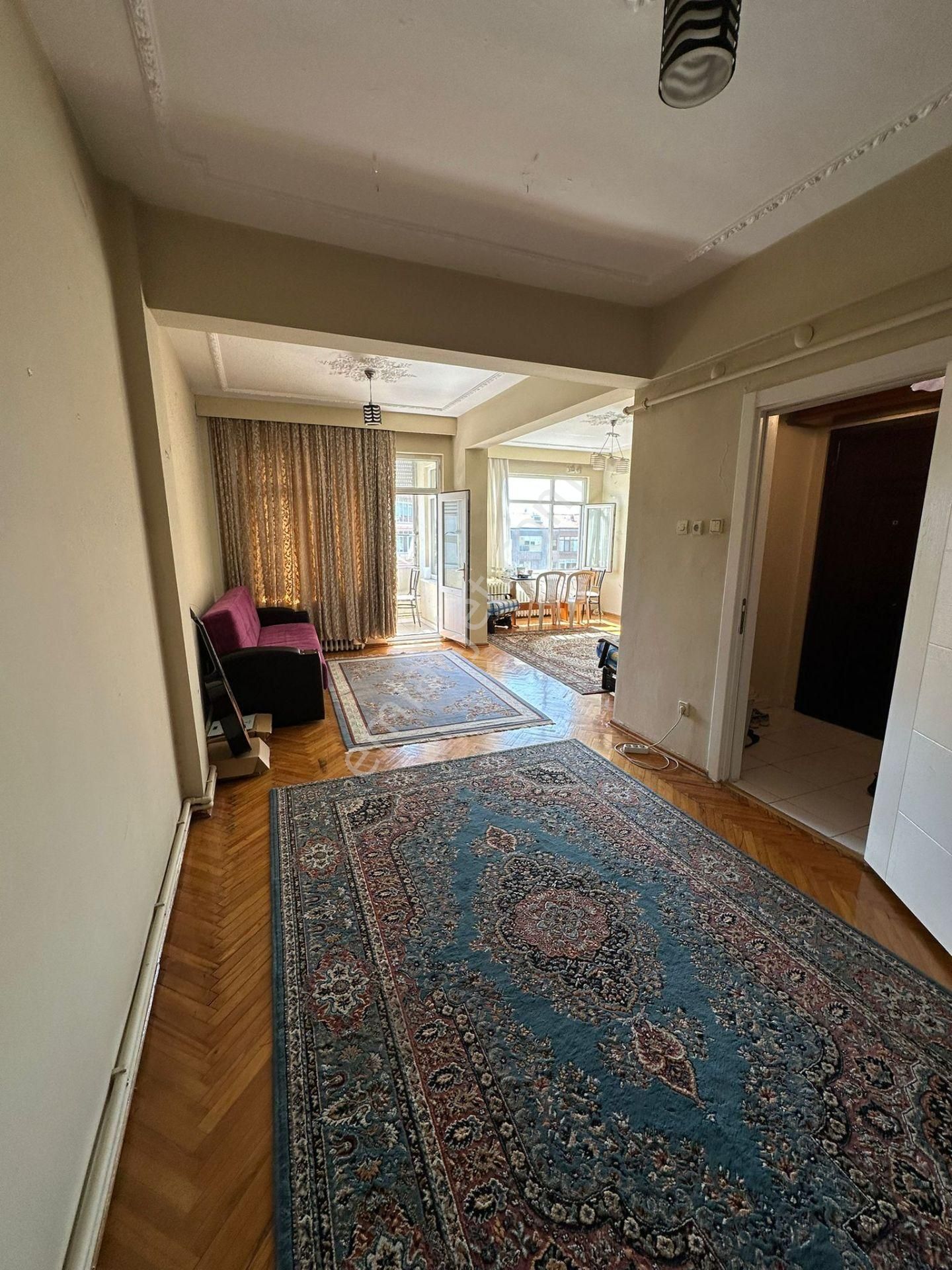 Üsküdar Cumhuriyet Caddesi Üzerinde En Üst Kat Çift Balkonlu 110 M² 3+1 Kiralık Daire