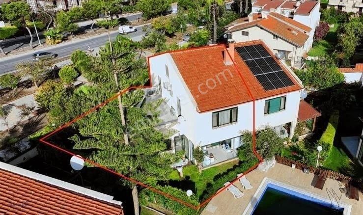 Alaçatı Çamlık Yolu’nda, Site İçerisinde , Müstakil Girişli, Geniş Bahçeli Ve Havuzlu Villa - Görsel 34