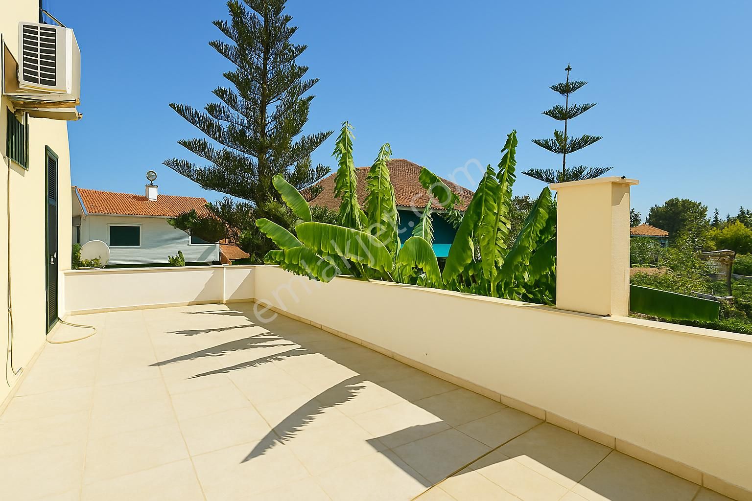 Alaçatı Çamlık Yolu’nda, Site İçerisinde , Müstakil Girişli, Geniş Bahçeli Ve Havuzlu Villa - Görsel 28