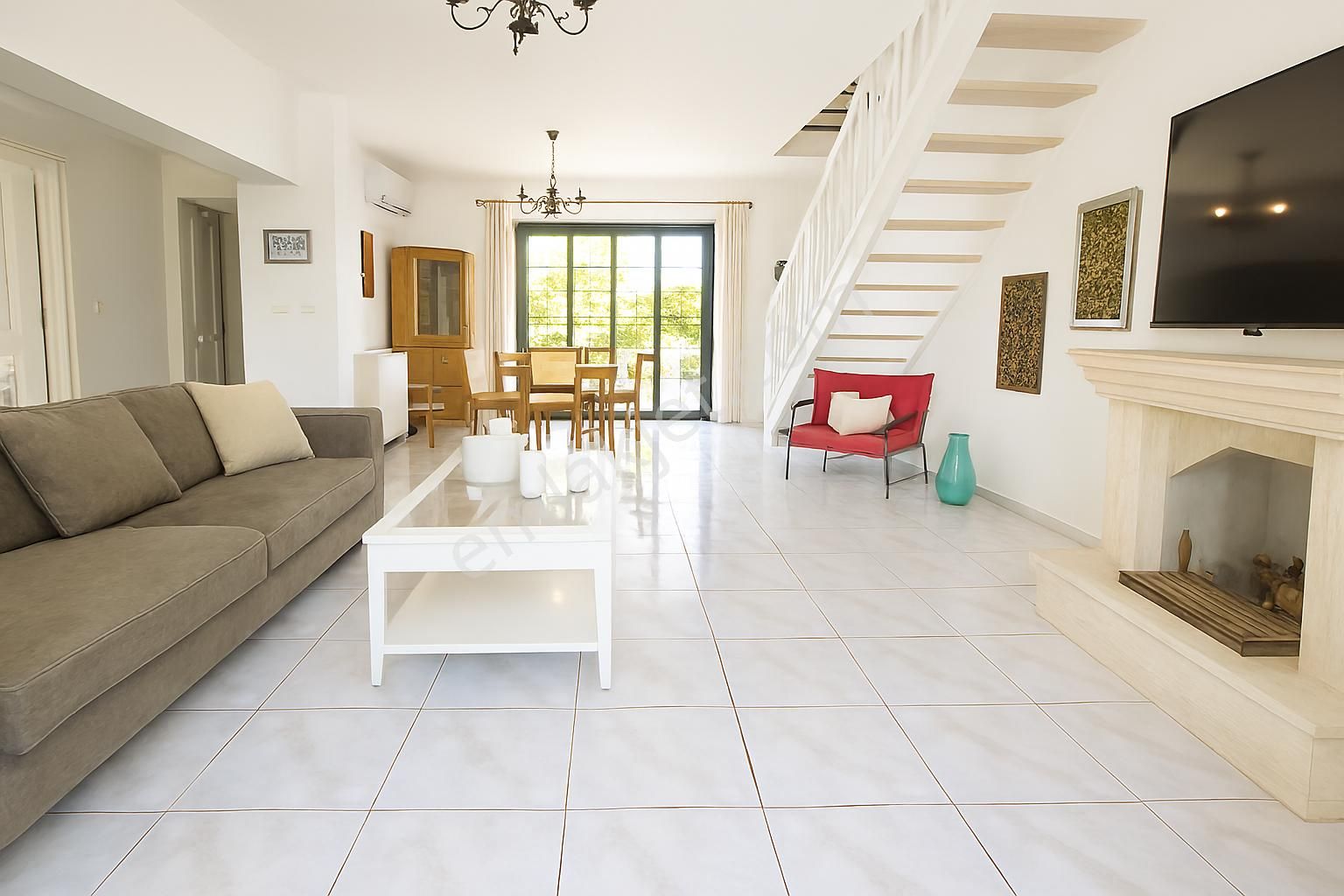 Alaçatı Çamlık Yolu’nda, Site İçerisinde , Müstakil Girişli, Geniş Bahçeli Ve Havuzlu Villa - Görsel 8