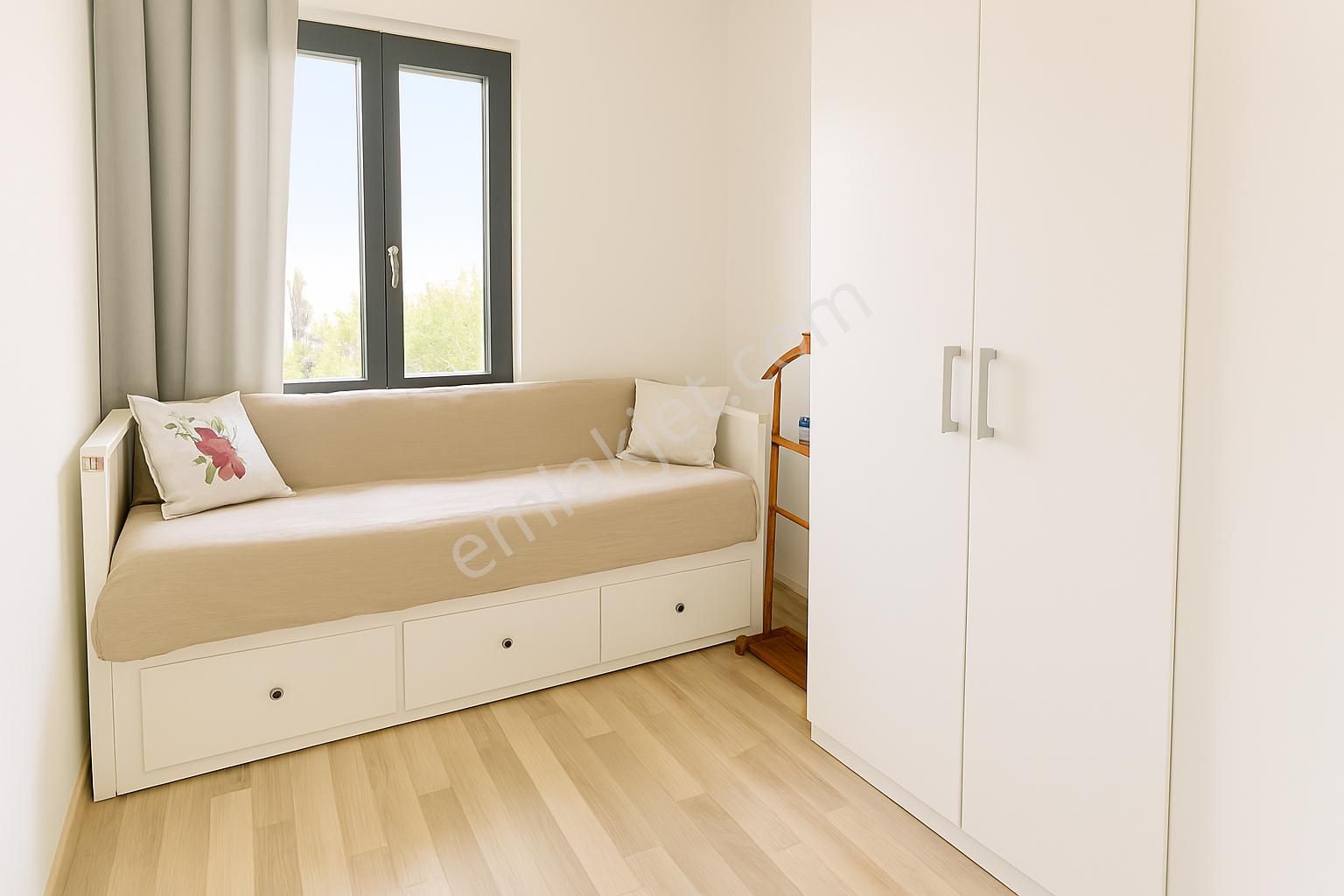 Alaçatı Çamlık Yolu’nda, Site İçerisinde , Müstakil Girişli, Geniş Bahçeli Ve Havuzlu Villa - Görsel 20