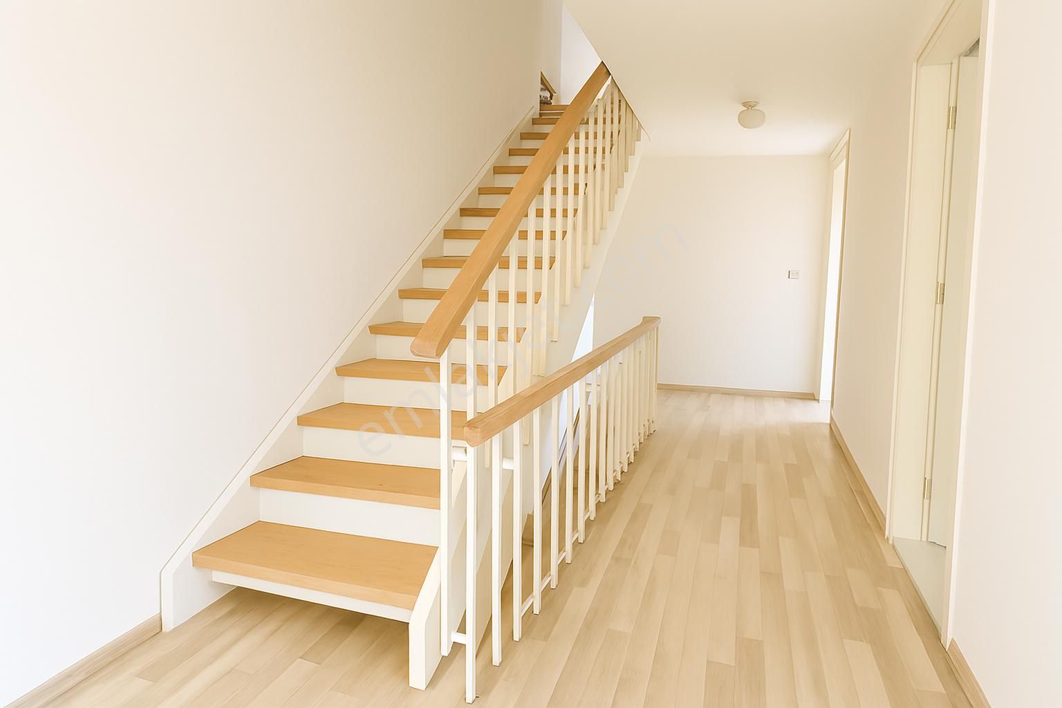 Alaçatı Çamlık Yolu’nda, Site İçerisinde , Müstakil Girişli, Geniş Bahçeli Ve Havuzlu Villa - Görsel 21