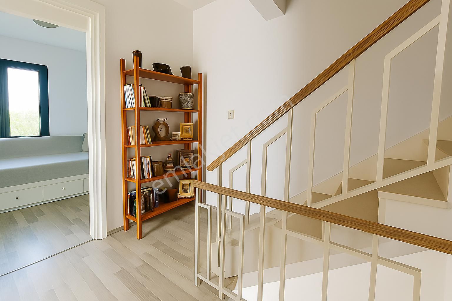 Alaçatı Çamlık Yolu’nda, Site İçerisinde , Müstakil Girişli, Geniş Bahçeli Ve Havuzlu Villa - Görsel 22