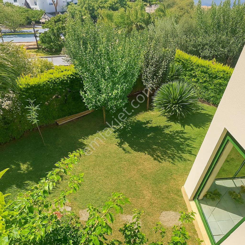 Alaçatı Çamlık Yolu’nda, Site İçerisinde , Müstakil Girişli, Geniş Bahçeli Ve Havuzlu Villa - Görsel 30