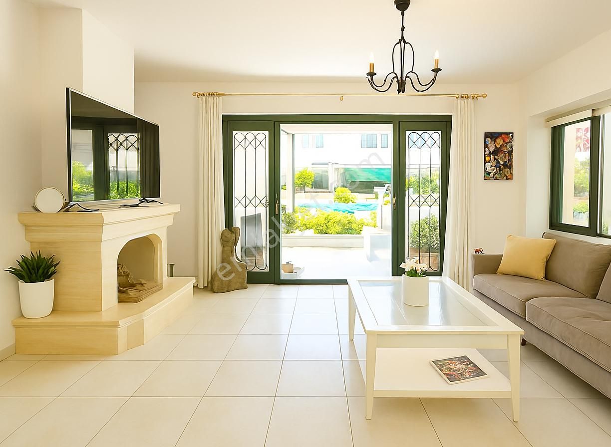 Alaçatı Çamlık Yolu’nda, Site İçerisinde , Müstakil Girişli, Geniş Bahçeli Ve Havuzlu Villa - Görsel 7