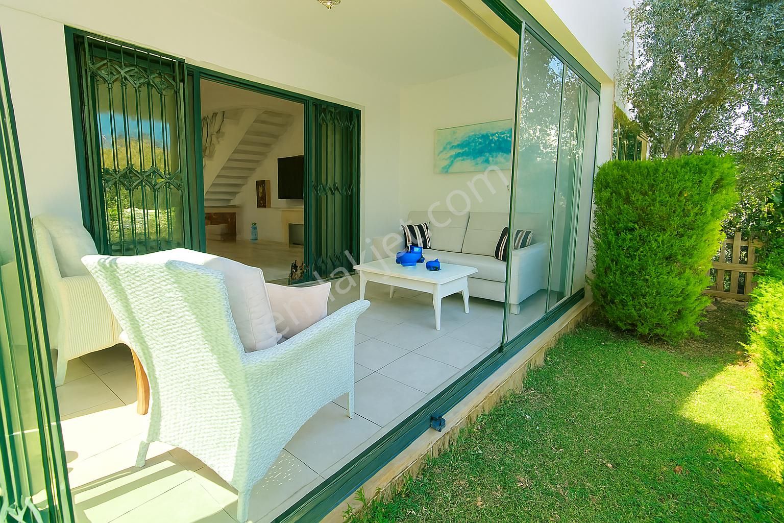 Alaçatı Çamlık Yolu’nda, Site İçerisinde , Müstakil Girişli, Geniş Bahçeli Ve Havuzlu Villa - Görsel 11