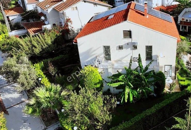 Alaçatı Çamlık Yolu’nda, Site İçerisinde , Müstakil Girişli, Geniş Bahçeli Ve Havuzlu Villa - Görsel 35