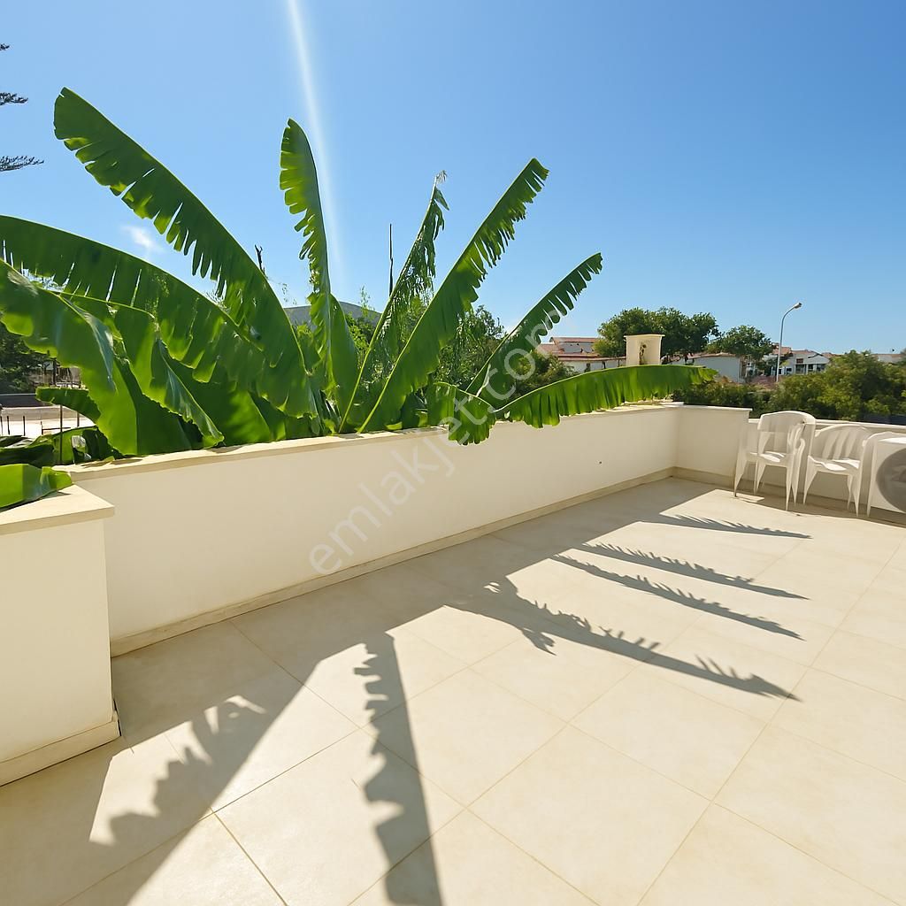 Alaçatı Çamlık Yolu’nda, Site İçerisinde , Müstakil Girişli, Geniş Bahçeli Ve Havuzlu Villa - Görsel 27