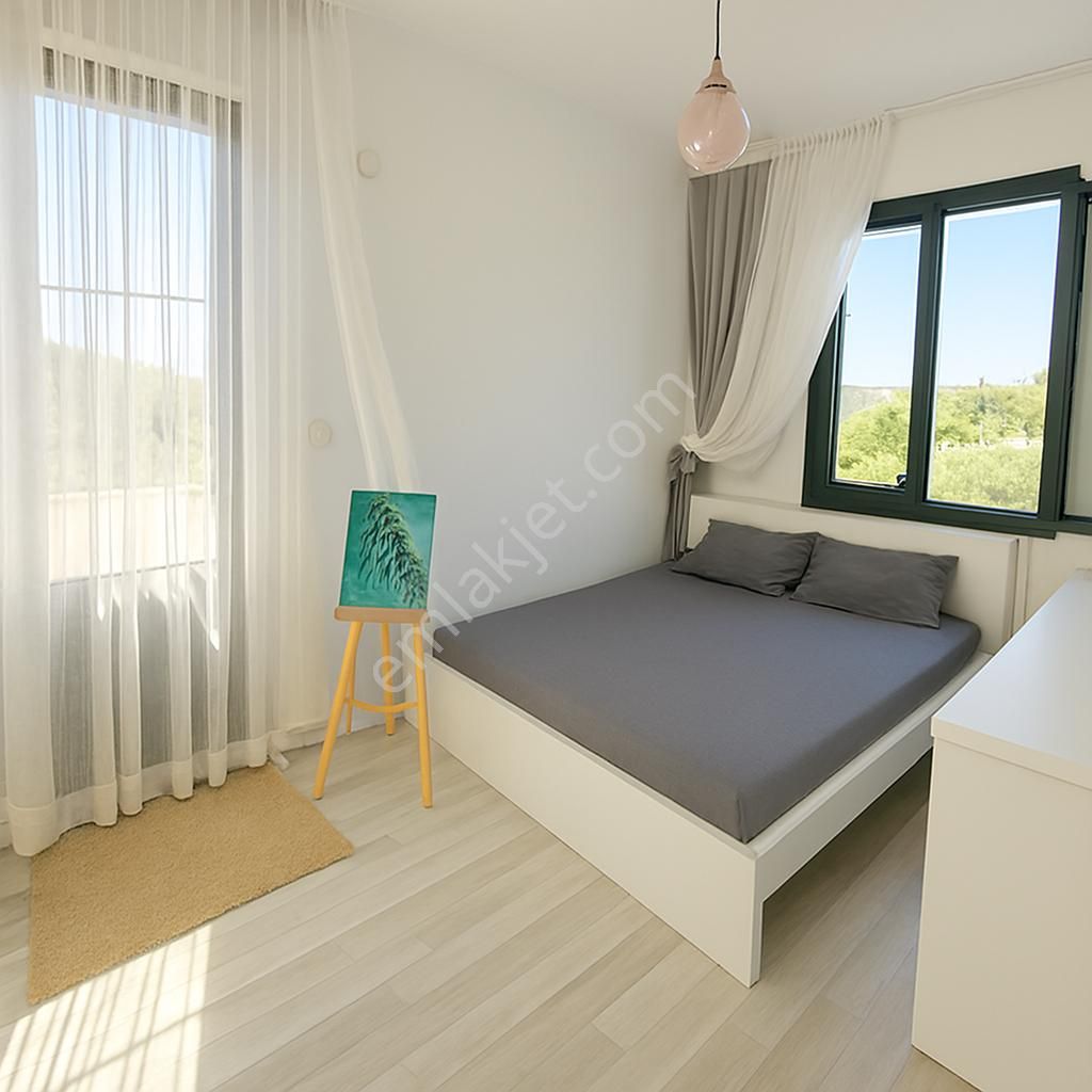 Alaçatı Çamlık Yolu’nda, Site İçerisinde , Müstakil Girişli, Geniş Bahçeli Ve Havuzlu Villa - Görsel 18