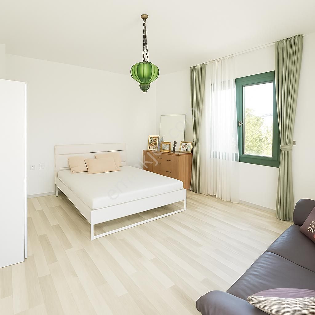 Alaçatı Çamlık Yolu’nda, Site İçerisinde , Müstakil Girişli, Geniş Bahçeli Ve Havuzlu Villa - Görsel 16