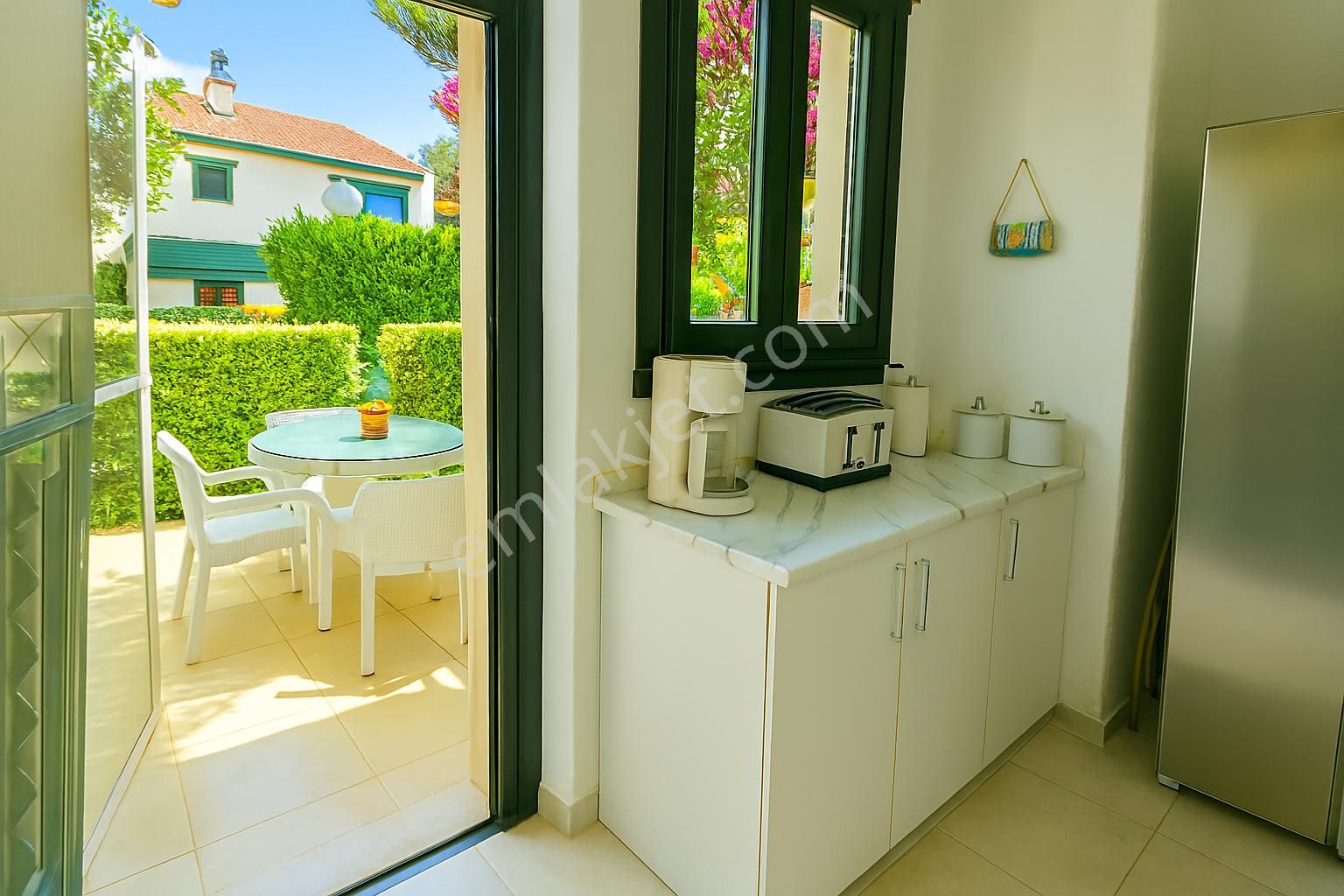 Alaçatı Çamlık Yolu’nda, Site İçerisinde , Müstakil Girişli, Geniş Bahçeli Ve Havuzlu Villa - Görsel 14