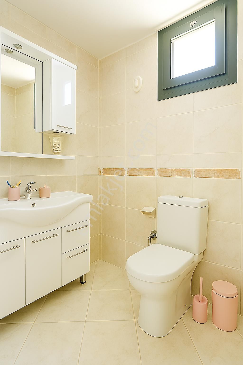 Alaçatı Çamlık Yolu’nda, Site İçerisinde , Müstakil Girişli, Geniş Bahçeli Ve Havuzlu Villa - Görsel 26