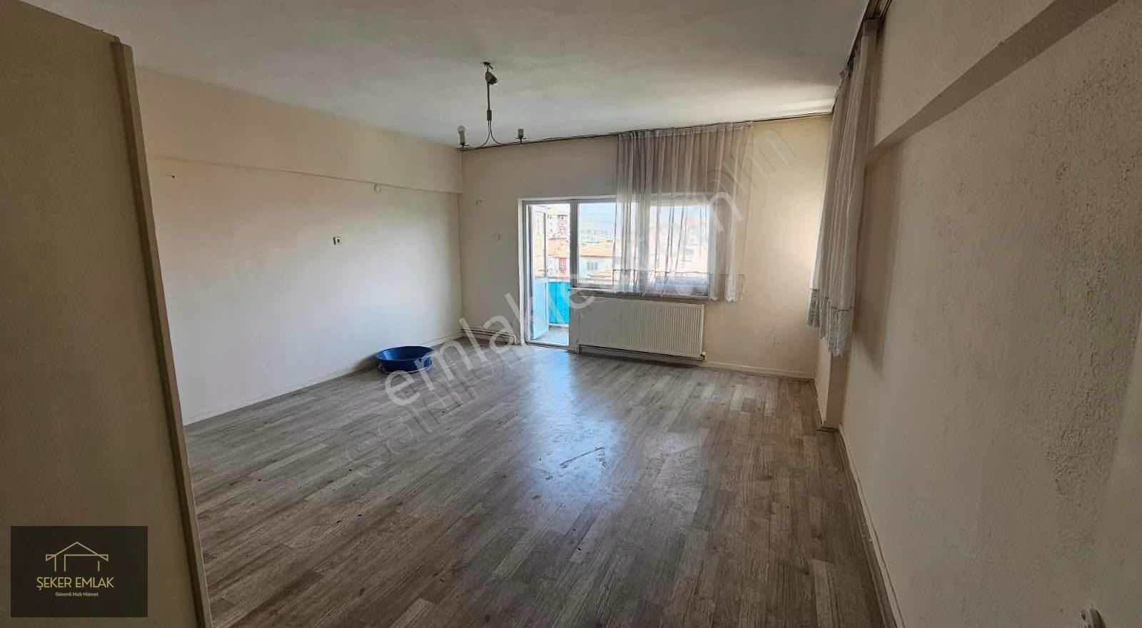 Selimiye Mahallesinde Tramvay Durağı Yanı 100m2 Kiralık