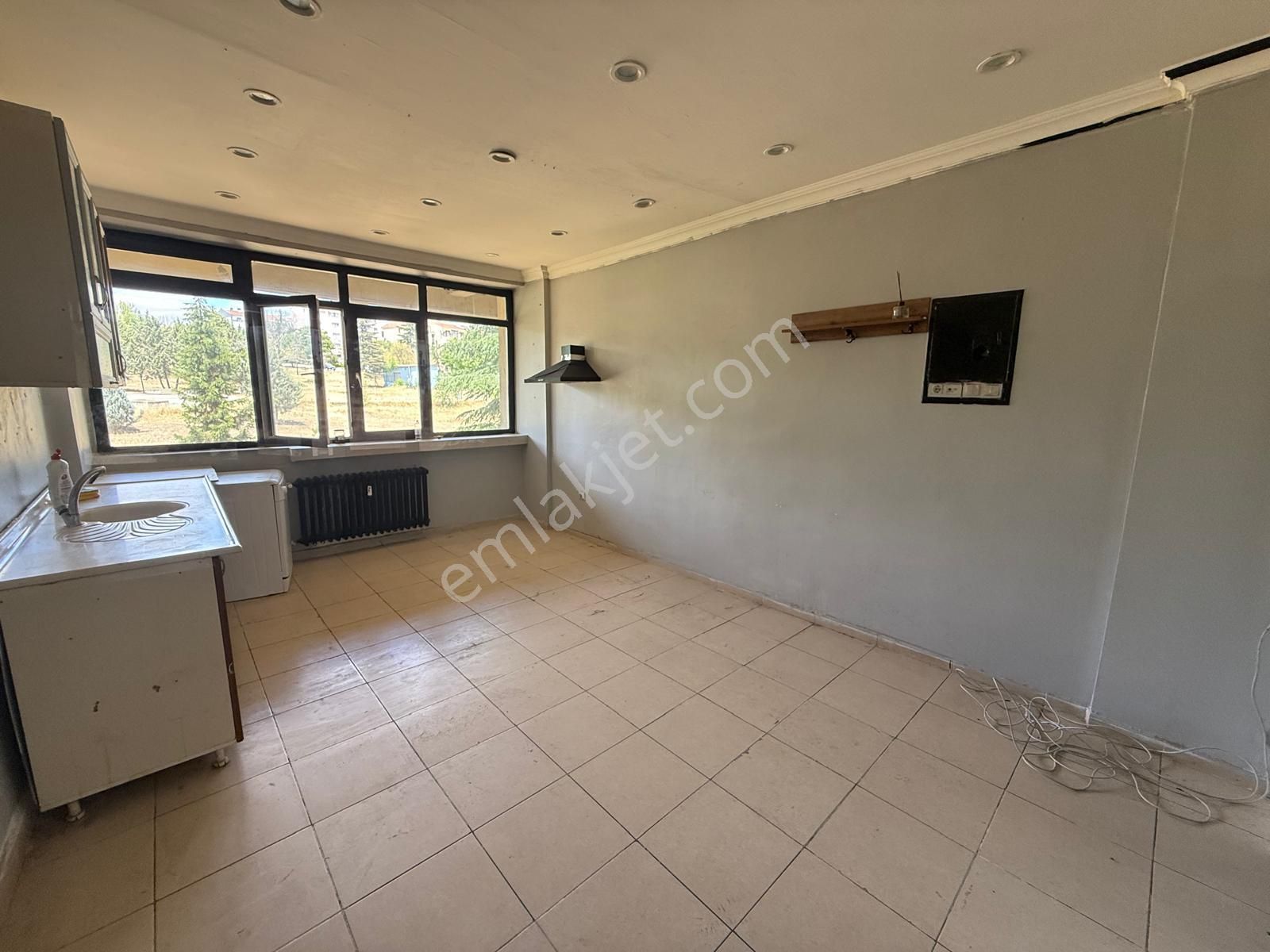Eryaman Betontaş İş Merkezinde Kiralık Dükkan