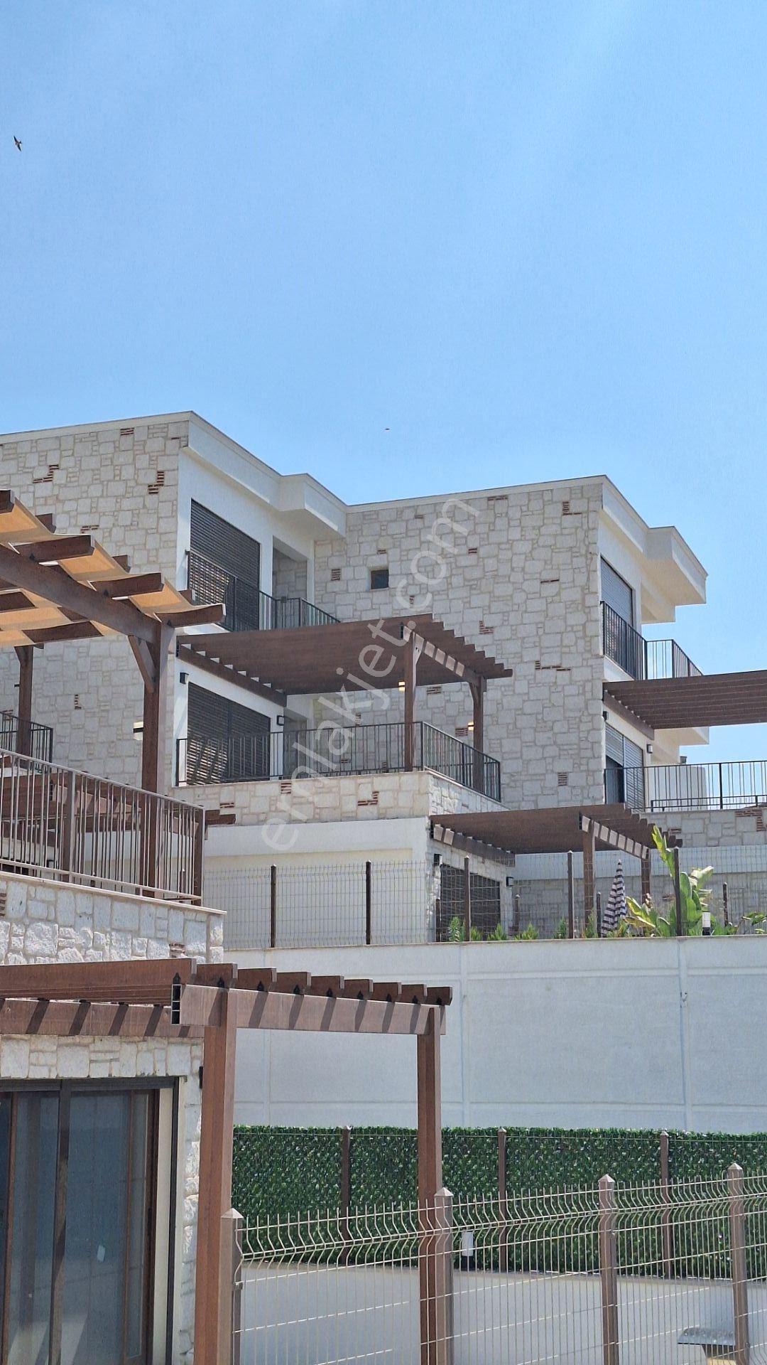 Kuşadası Soğucak Mevkinde Deniz Manzaralı Dublex Daire