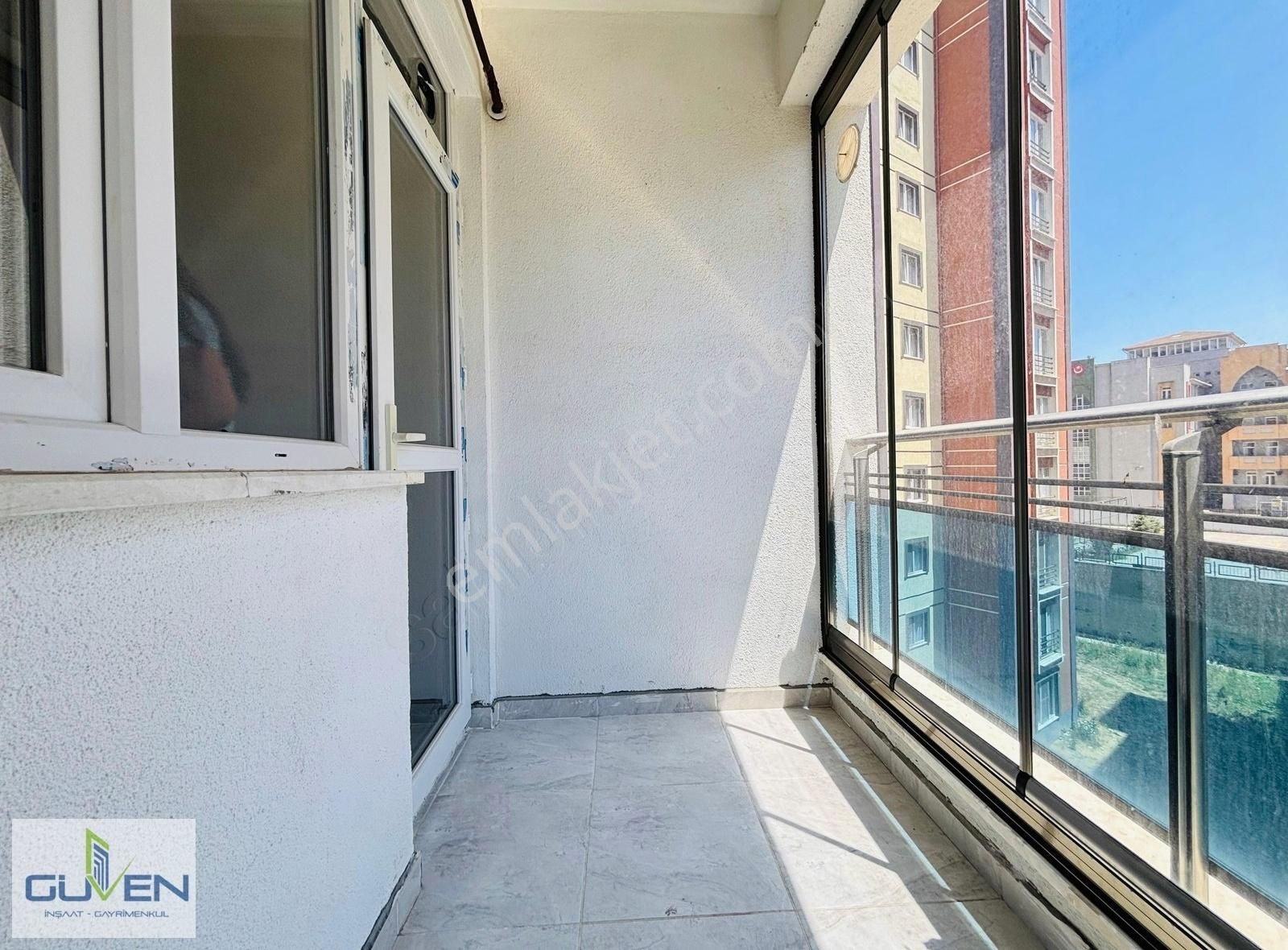 Güven'den Tepede Site İçinde 7/24 Güvenlikli Ara Kat Kiralık Ev