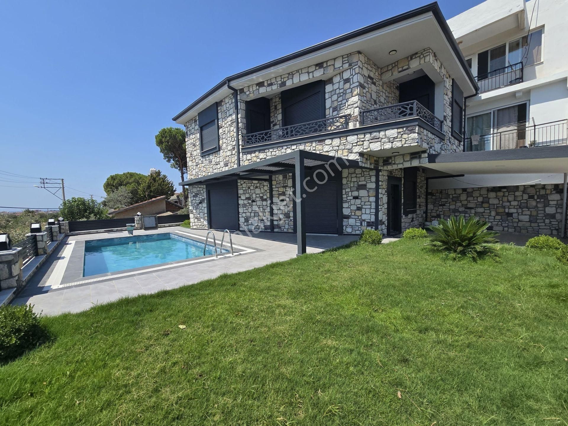 Gümüldür De Tek Müstakil Havuzlu Bahçeli Full Deniz Satılık 3+1 Villa