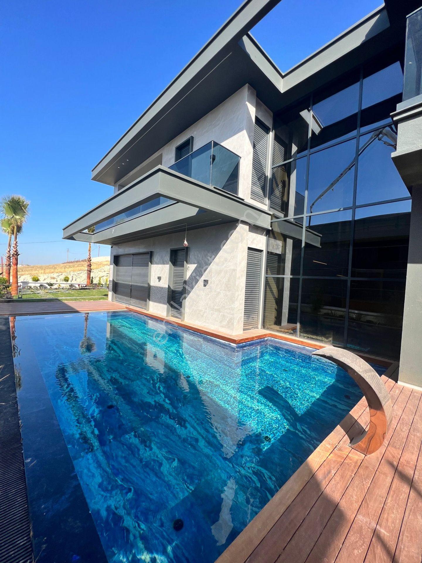 Kuşadası Soğucak'ta Deniz Manzaralı 4+1 Villa - Görsel 4