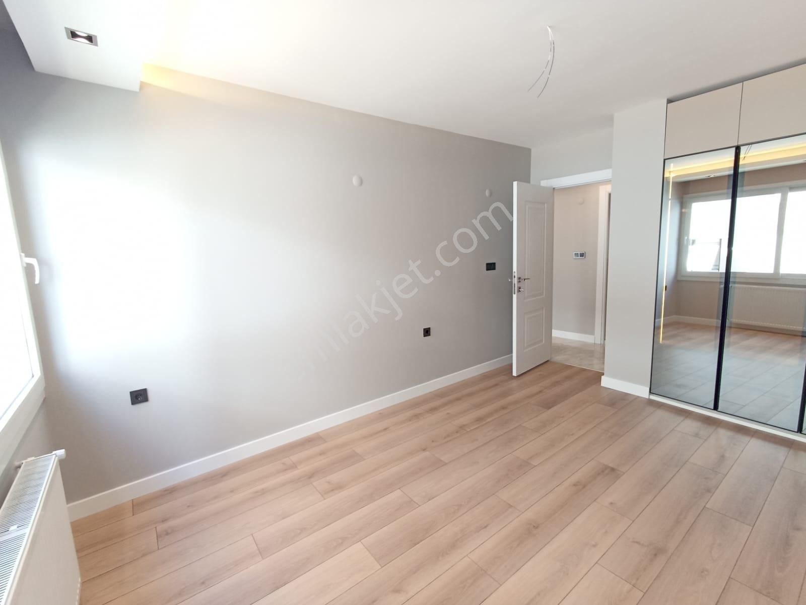 Karşıyaka Bostanlı Sahile Çok Yakın Tadilatlı 3+1 Daire N-22 - Görsel 11