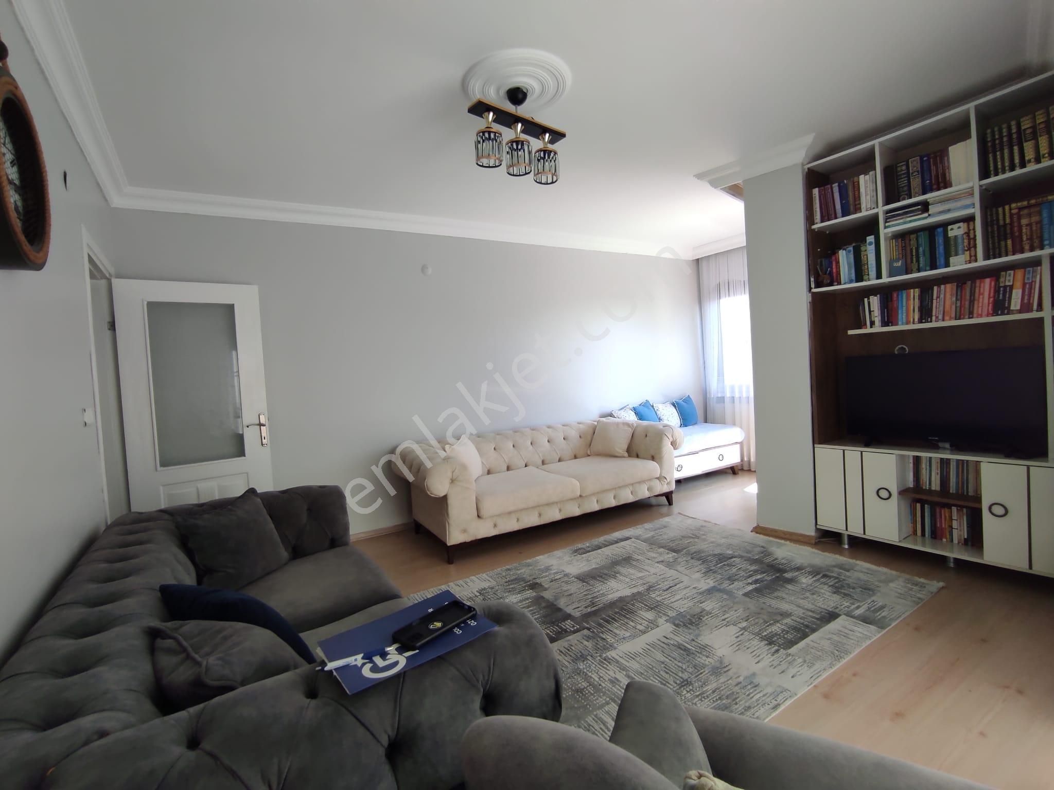 Merve Mahallesinde Köşe Bina 3. Kat Çift Balkonlu Satılık - Görsel 3