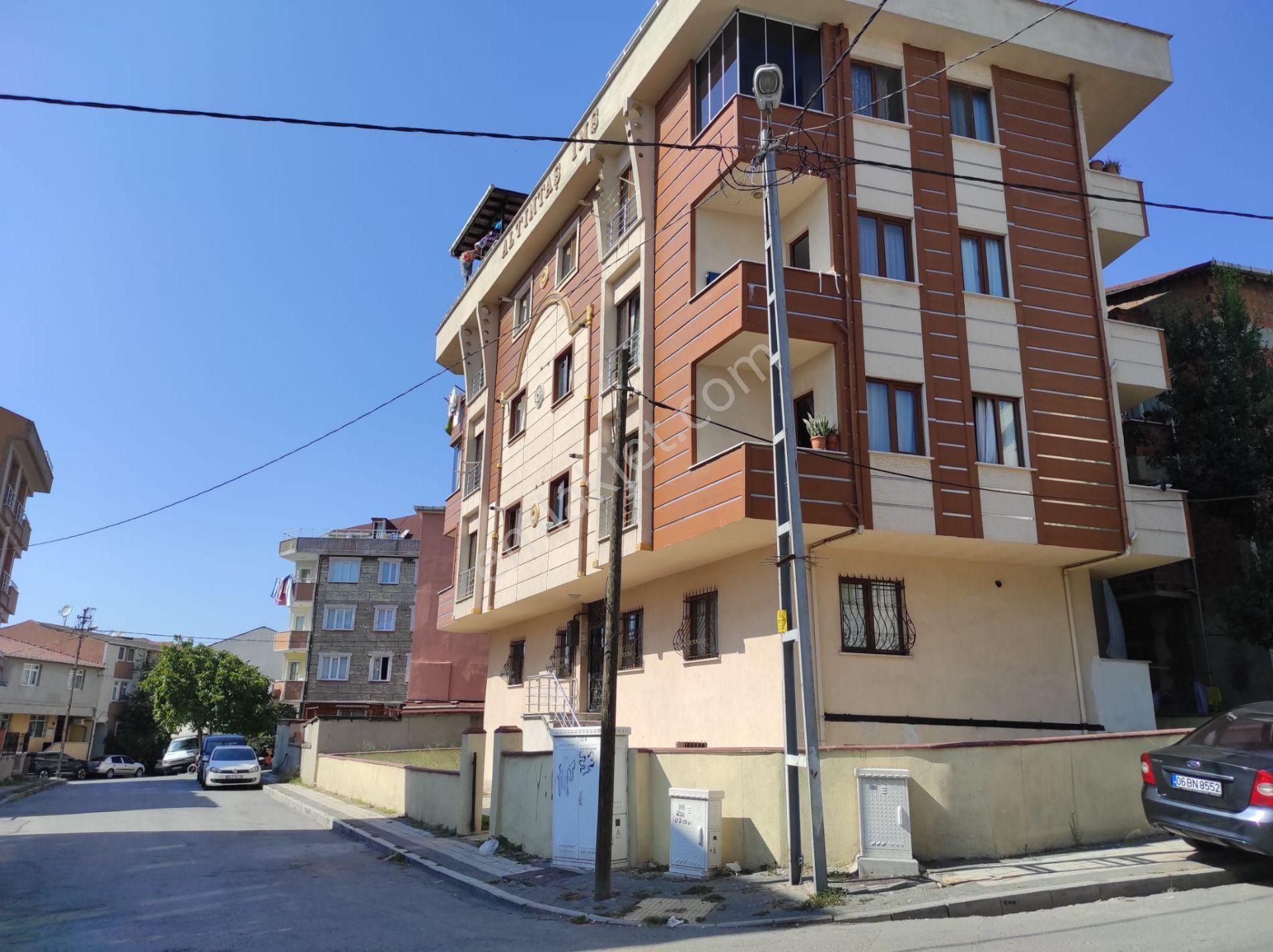 Merve Mahallesinde Köşe Bina 3. Kat Çift Balkonlu Satılık - Görsel 2