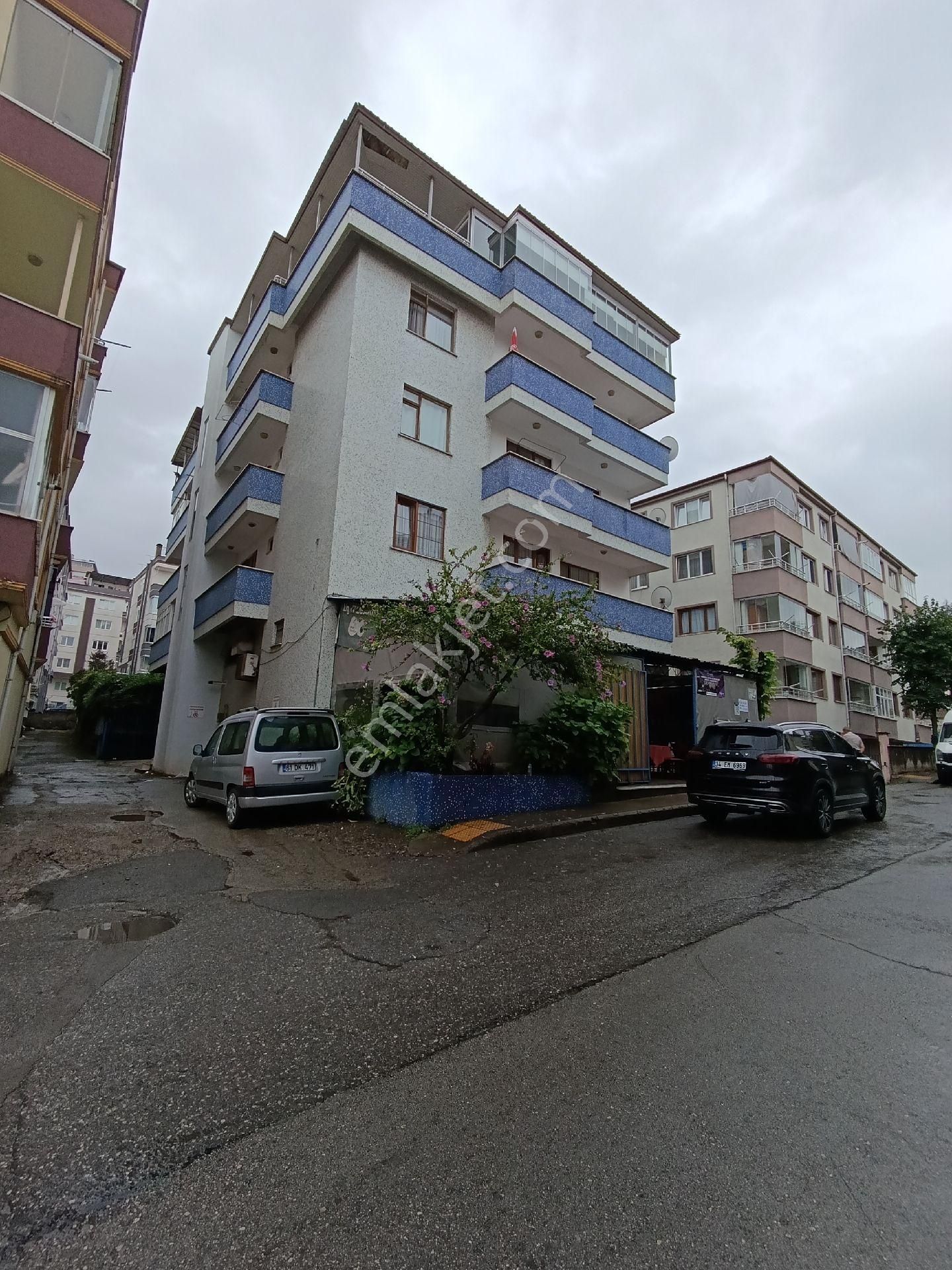 Toklu Mahallesi 'de Ana Cadde Üzerinde Satılık Üç Cepheli Daire
