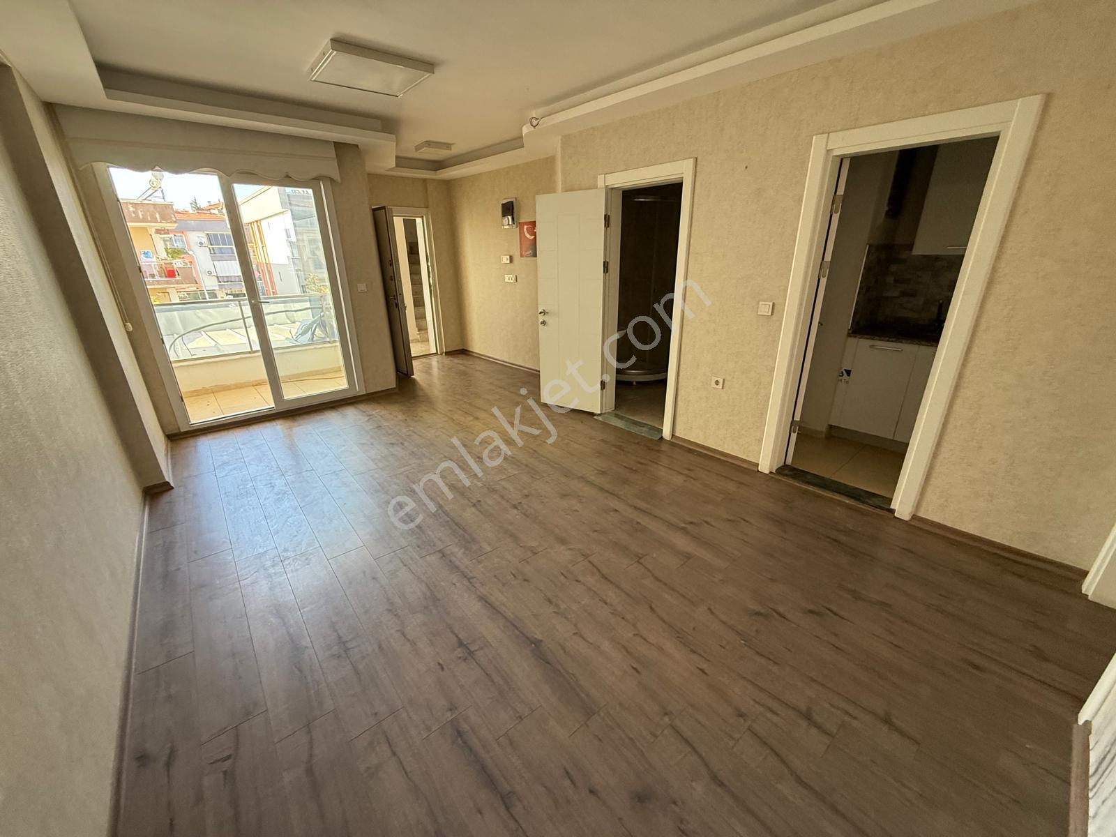 Bal Gayrimenkul-atatürk Caddesi Üzerinde Geniş 1+1 Ofis & Büro