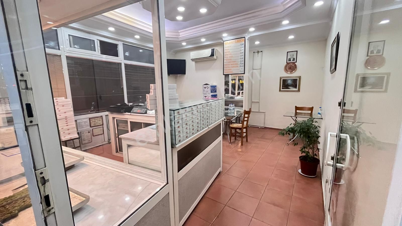 Balçova Ata Caddesinde 27 M2 Satılık Köşe Dükkan - Görsel 2