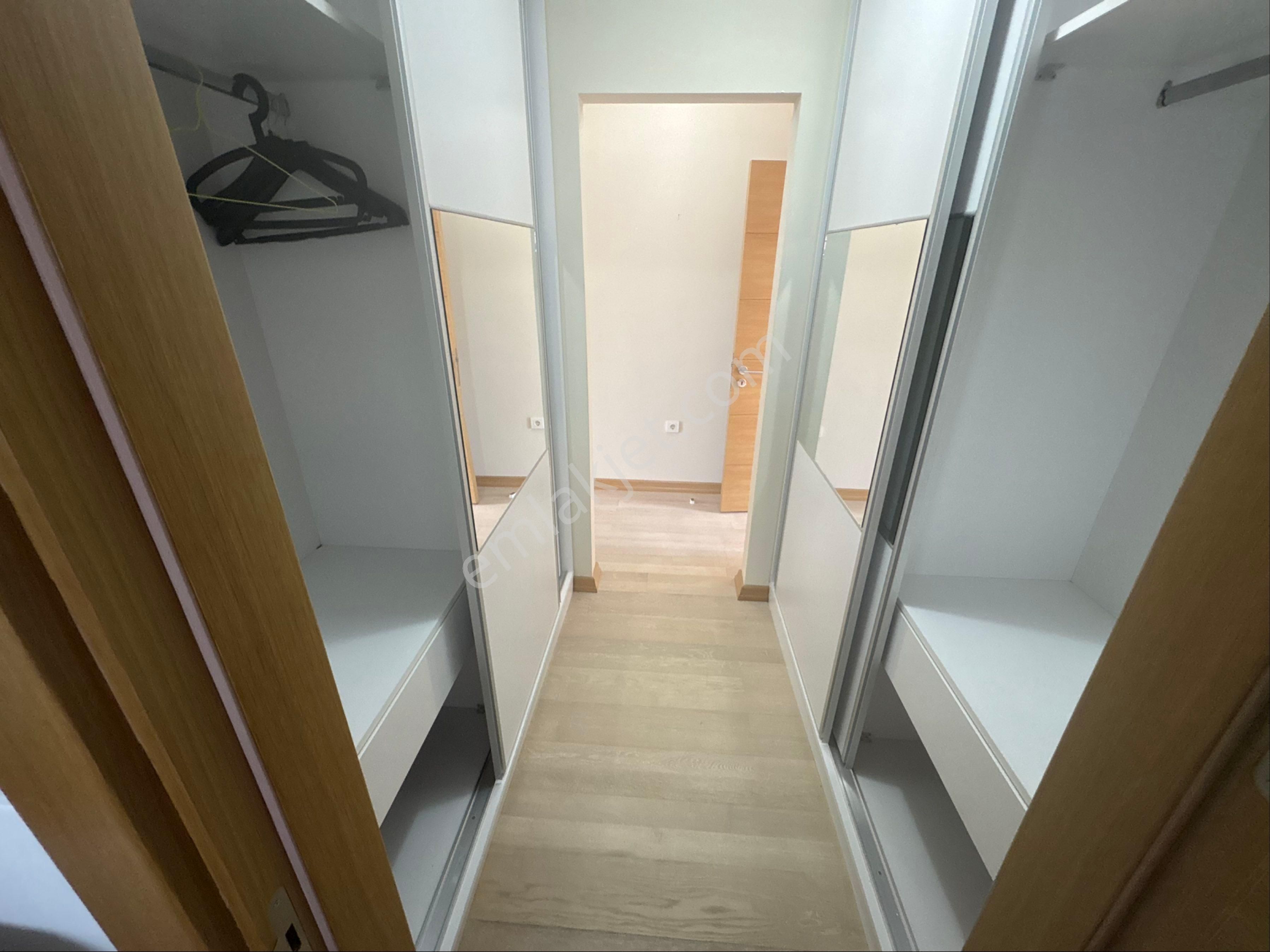 Güzelbahçe Çamlı Deniz Manzaralı Dört Mevsim Konakları Sitesinde Muhteşem 3+1 Kiralık Villa. - Görsel 2