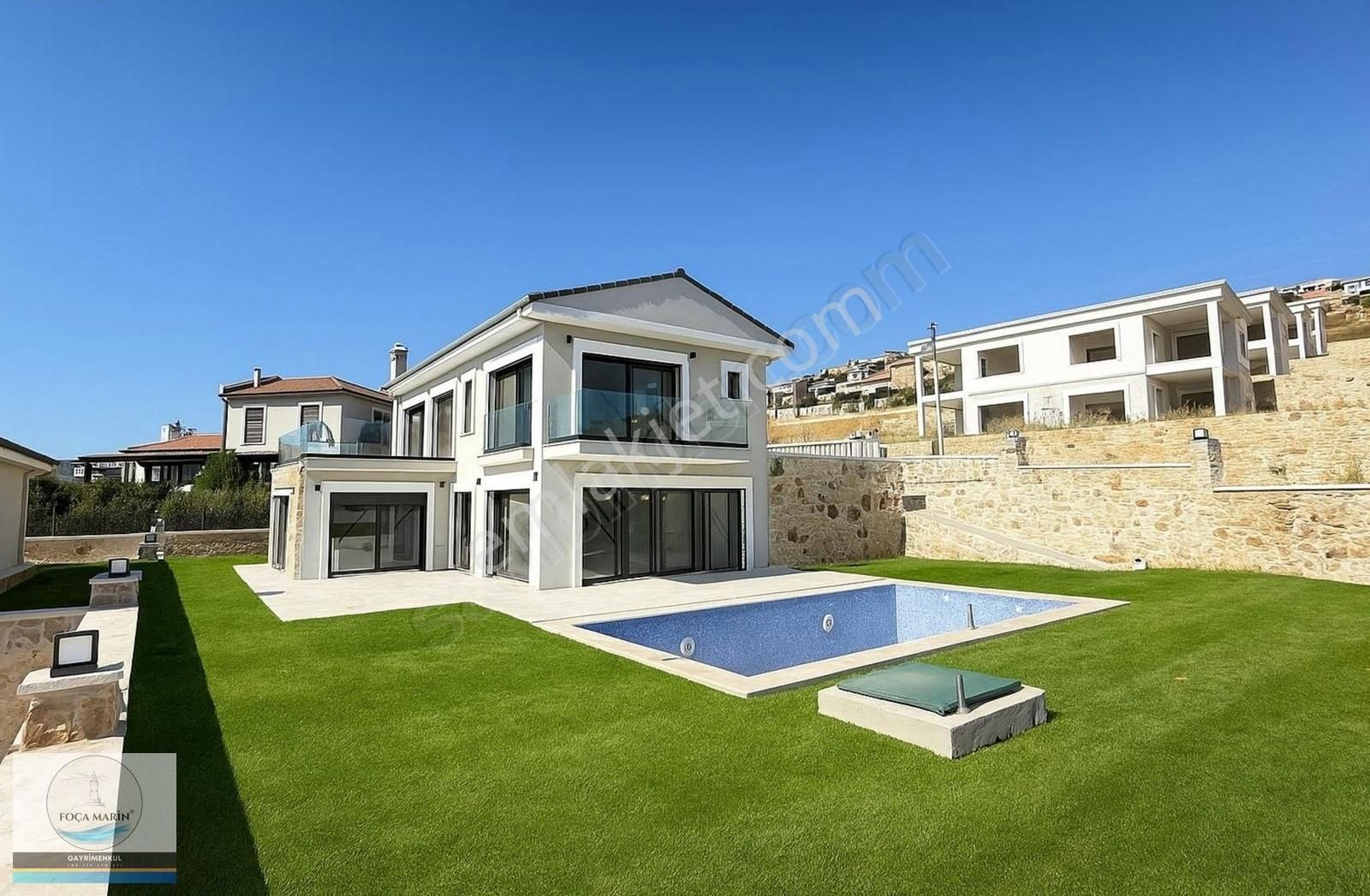 Foça'ya 8 Km Mesafede Havuzlu Müstakil 4+1 Villa