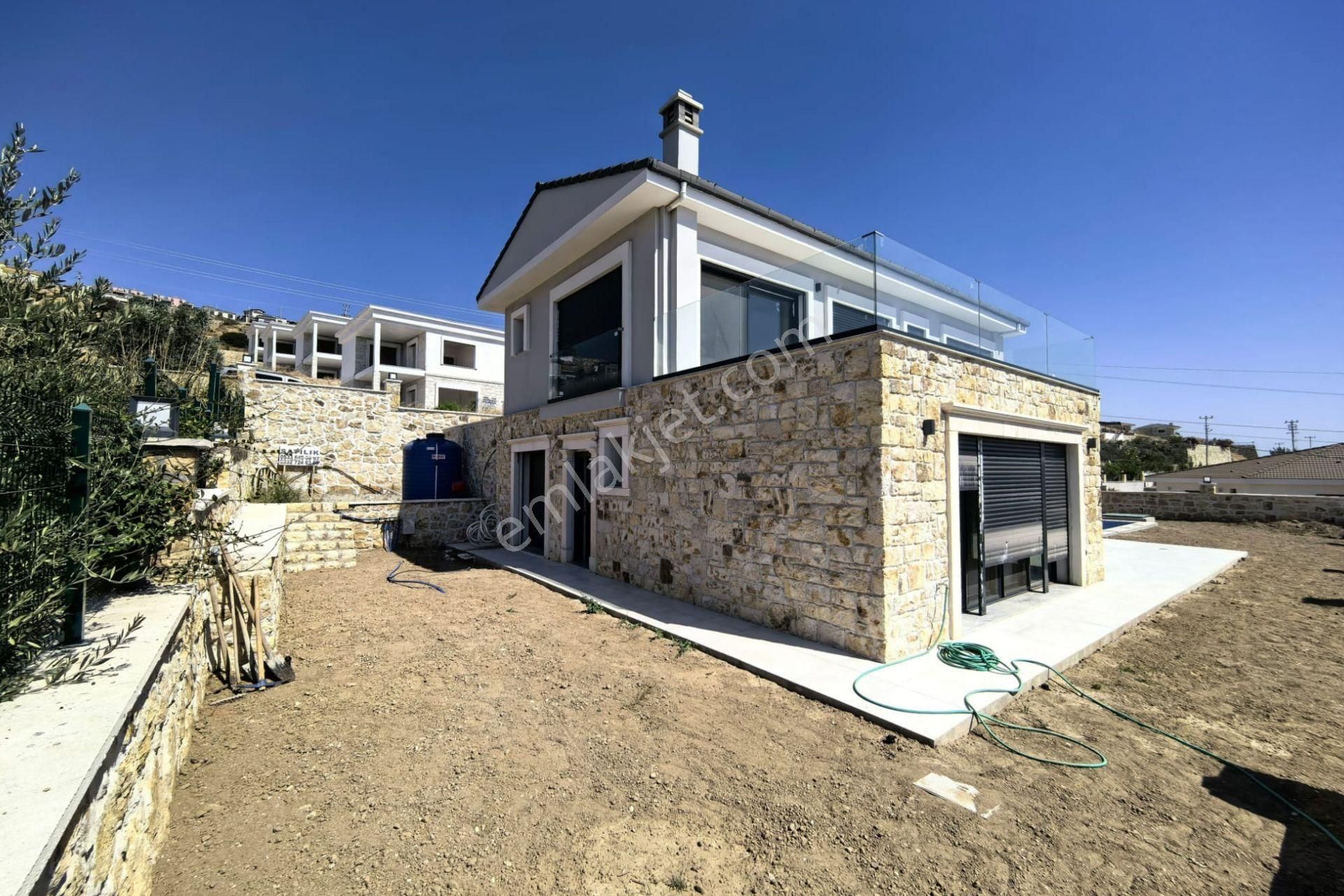 Foça'ya 8 Km Mesafede Havuzlu Müstakil 4+1 Villa - Görsel 3