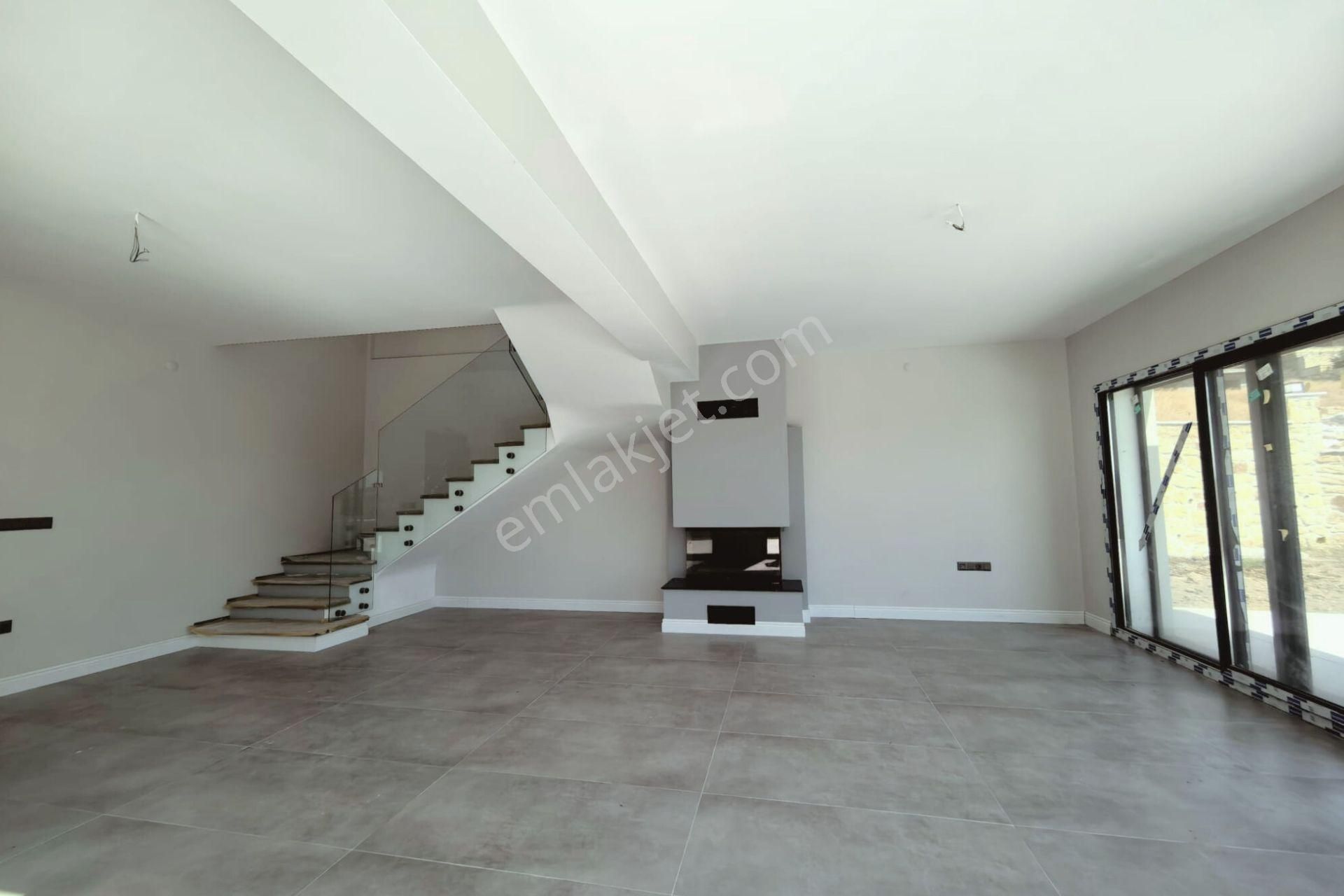 Foça'ya 8 Km Mesafede Havuzlu Müstakil 4+1 Villa - Görsel 8