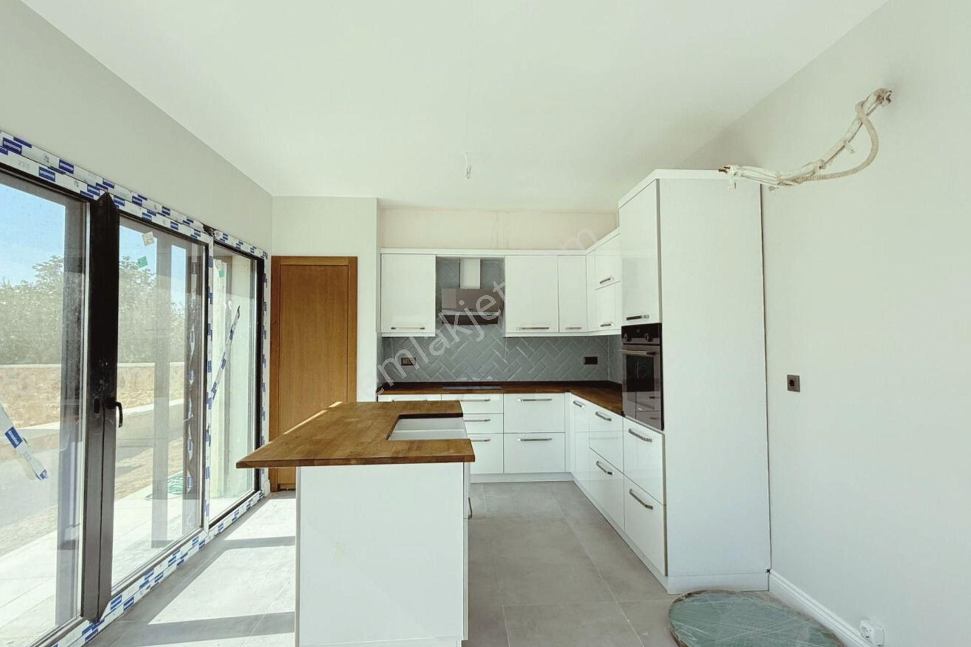 Foça'ya 8 Km Mesafede Havuzlu Müstakil 4+1 Villa - Görsel 12