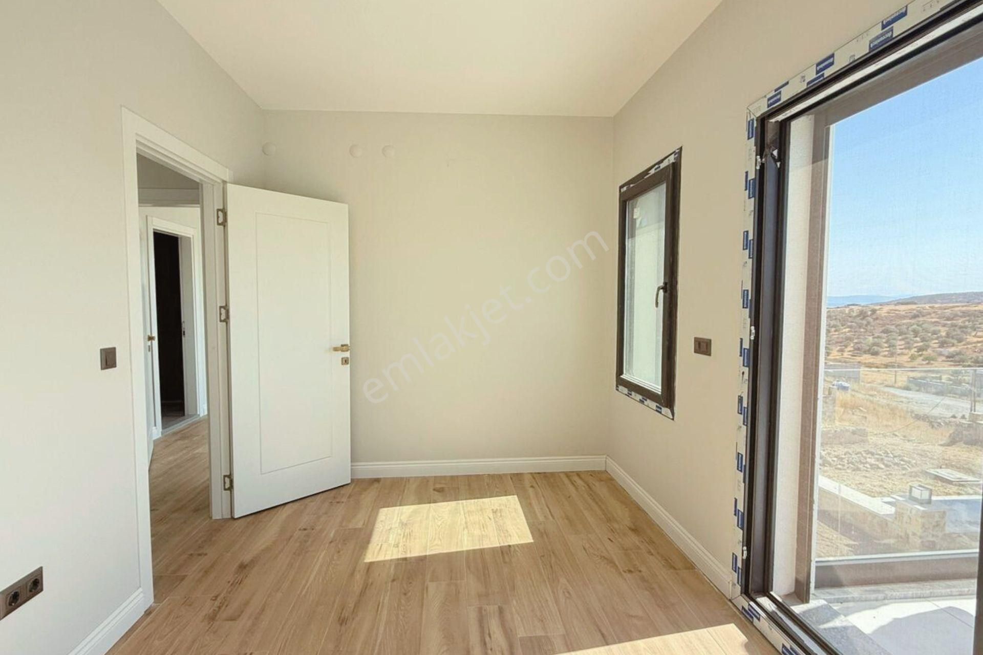 Foça'ya 8 Km Mesafede Havuzlu Müstakil 4+1 Villa - Görsel 24