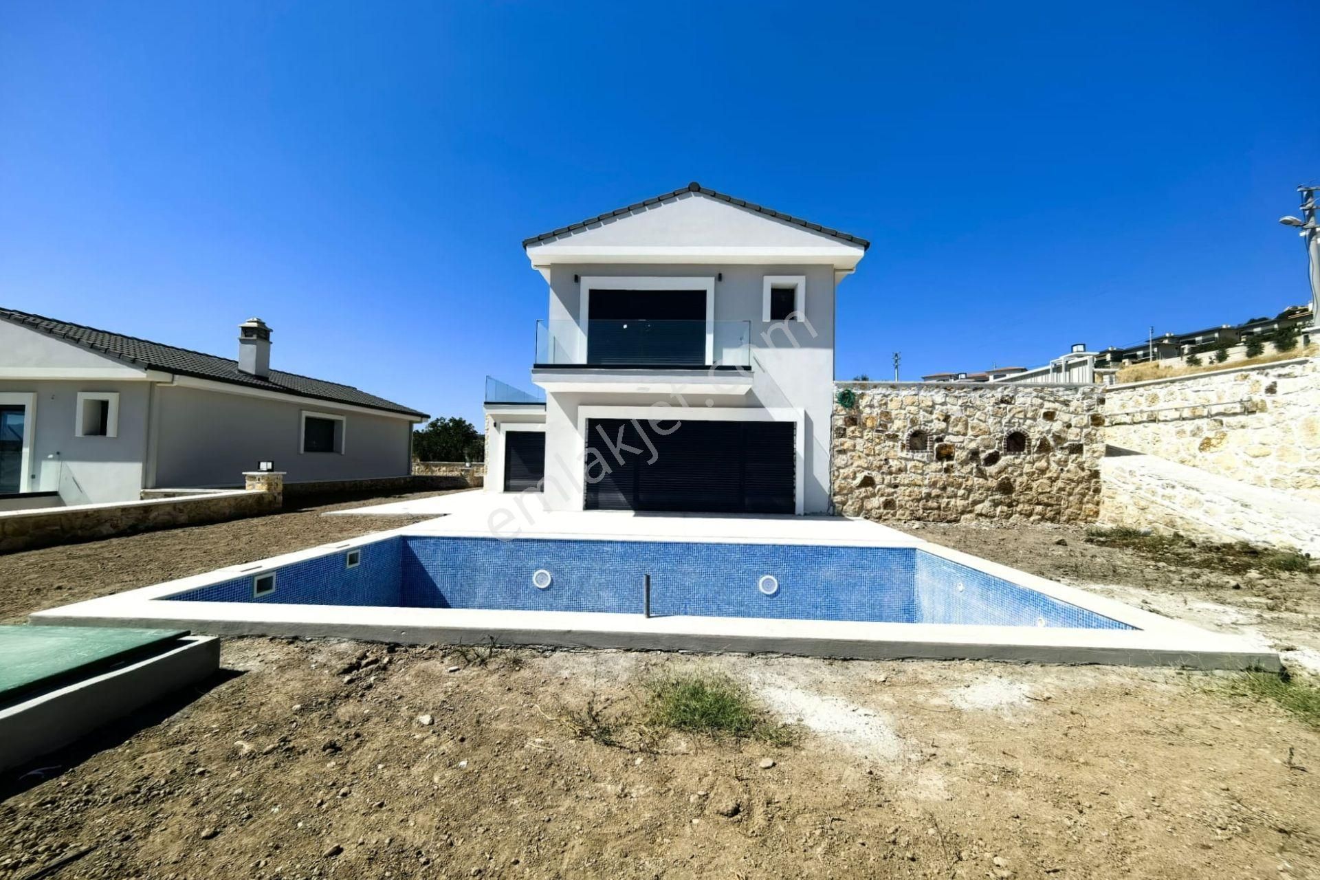 Foça'ya 8 Km Mesafede Havuzlu Müstakil 4+1 Villa - Görsel 35