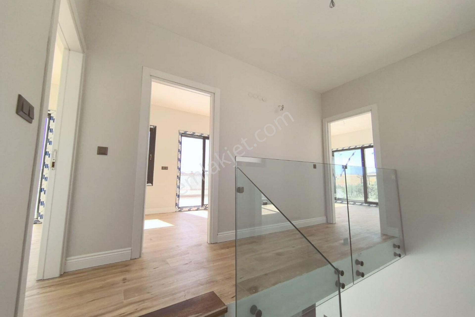 Foça'ya 8 Km Mesafede Havuzlu Müstakil 4+1 Villa - Görsel 20