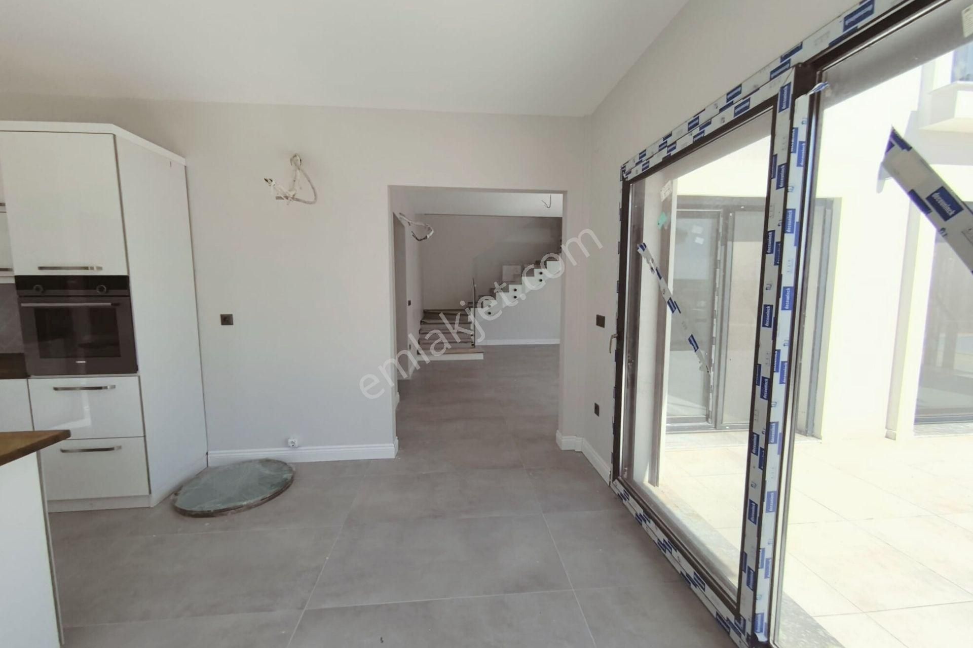 Foça'ya 8 Km Mesafede Havuzlu Müstakil 4+1 Villa - Görsel 15