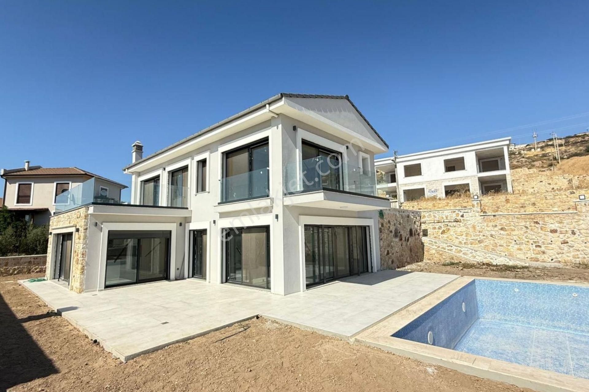 Foça'ya 8 Km Mesafede Havuzlu Müstakil 4+1 Villa - Görsel 34