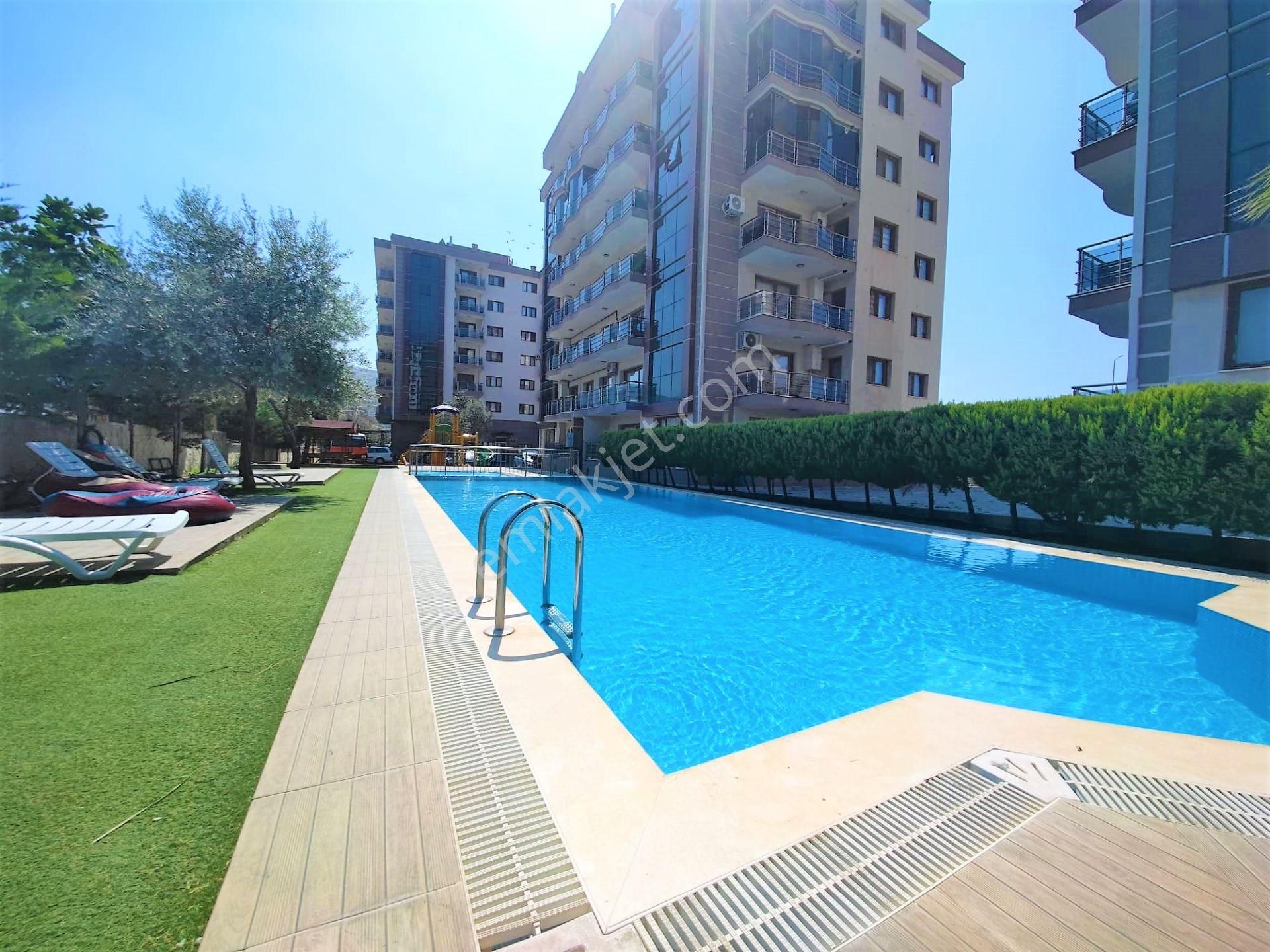 Çiğli Harmandalı Havuzlu Site İçerisinde Satılık 4+1 Geniş Daire