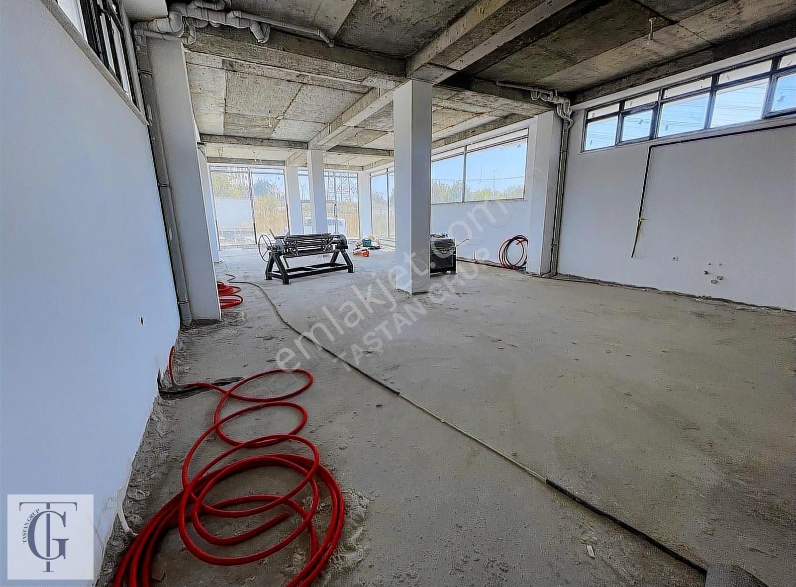 Taştan Grup'tan Hadımköy Mahallesinde 3 Katlı Kiralık Dükkan - Görsel 2