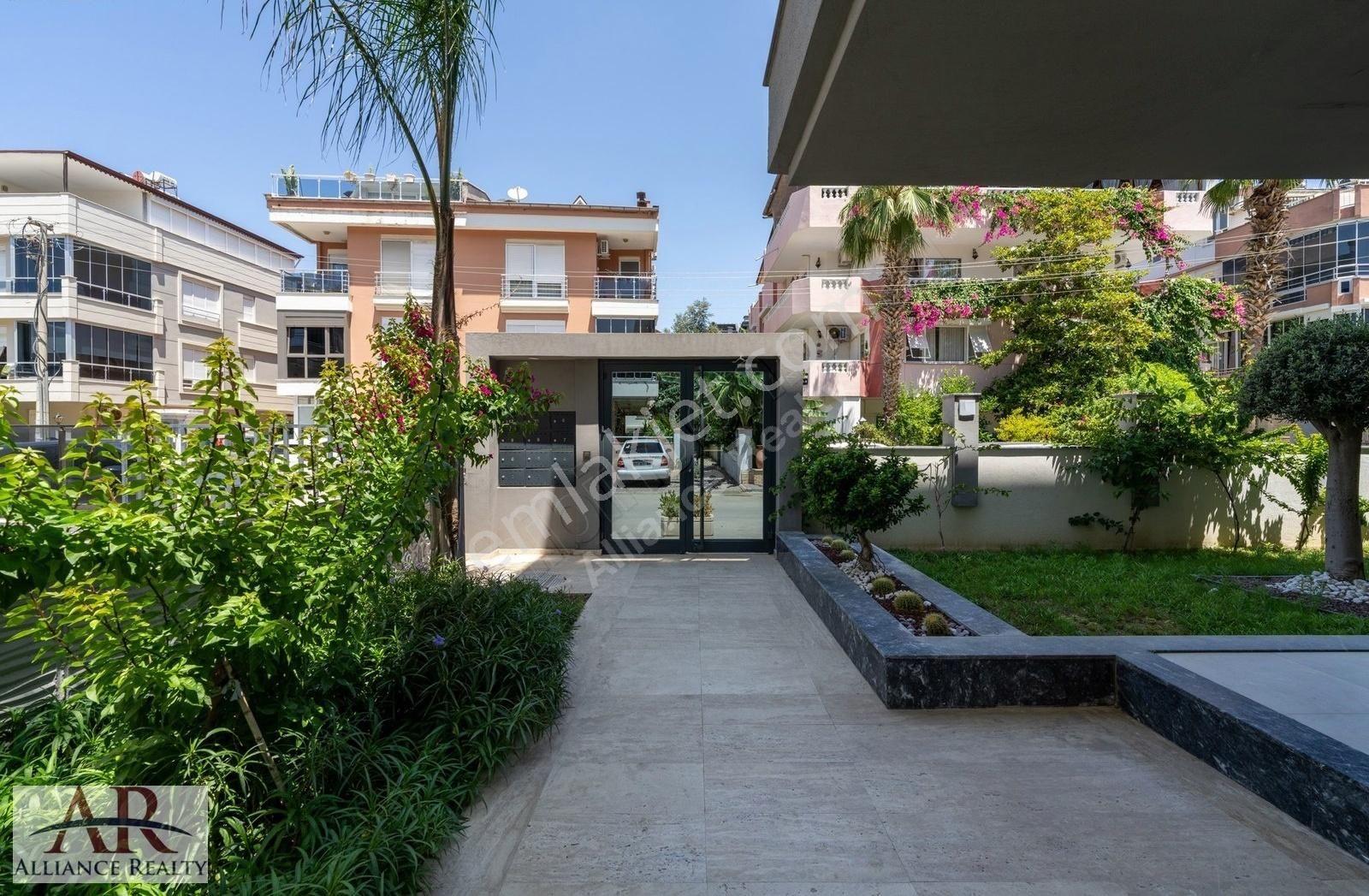 Güzeloba'da Şık,konforlu 2+1 Ayrı Mutfak,2 Banyo Ve 3 Cepheli - Görsel 33