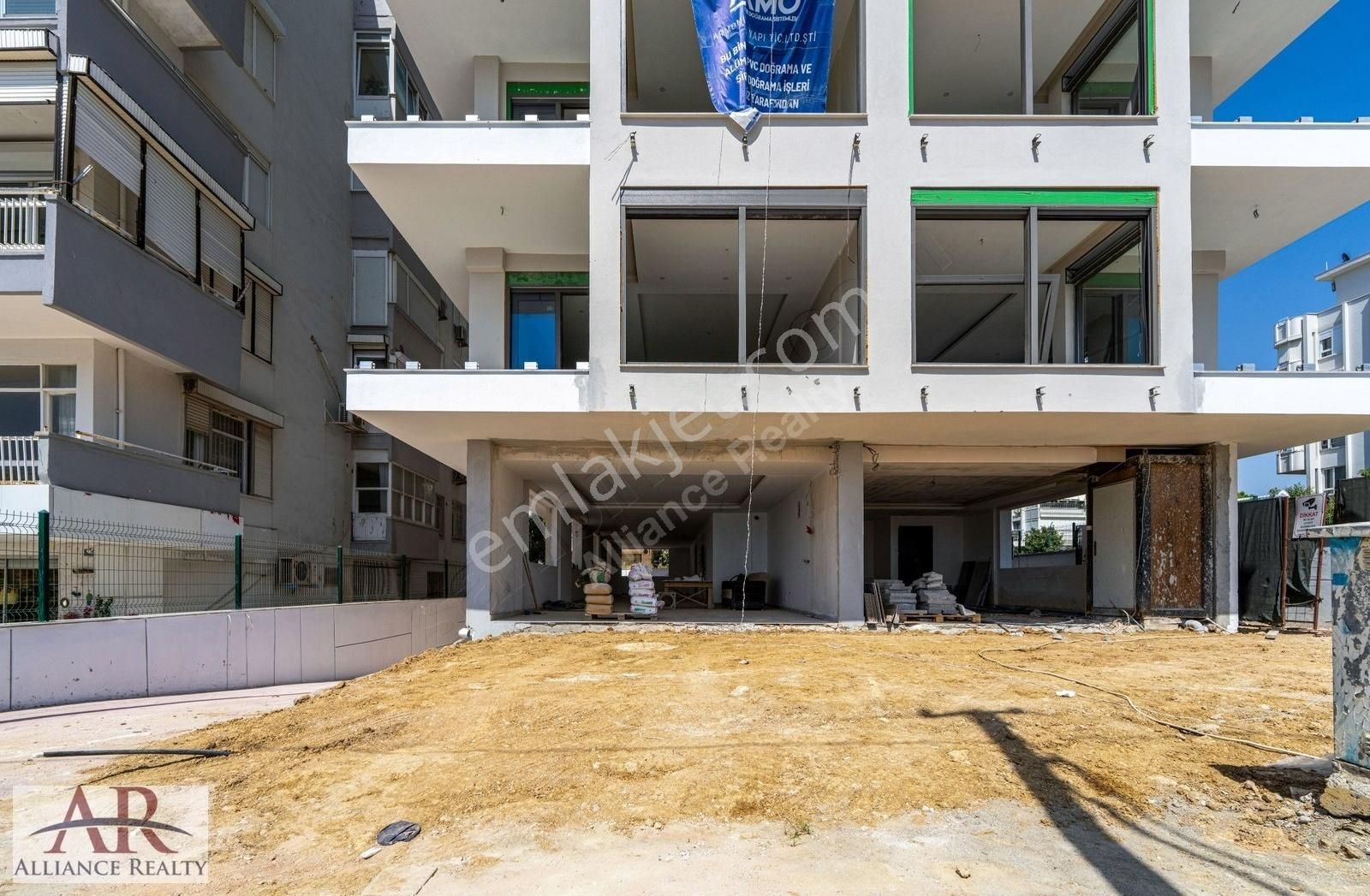 Antalya'nın En Merkezi Yerinde Ana Caddede Deniz Manzaralı