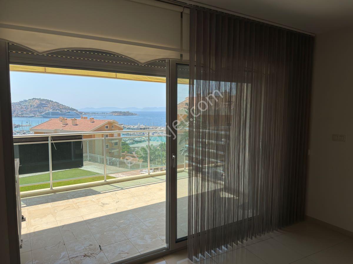 Kuşadası Merkezde Marina Bölgesinde Pine City’de Deniz Manzaralı Daire - Görsel 2