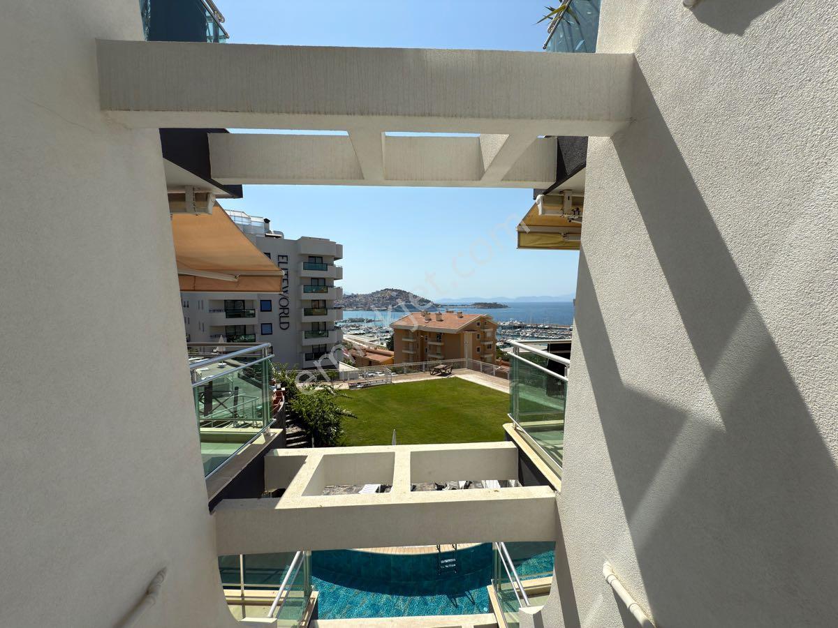 Kuşadası Merkezde Marina Bölgesinde Pine City’de Deniz Manzaralı Daire - Görsel 8
