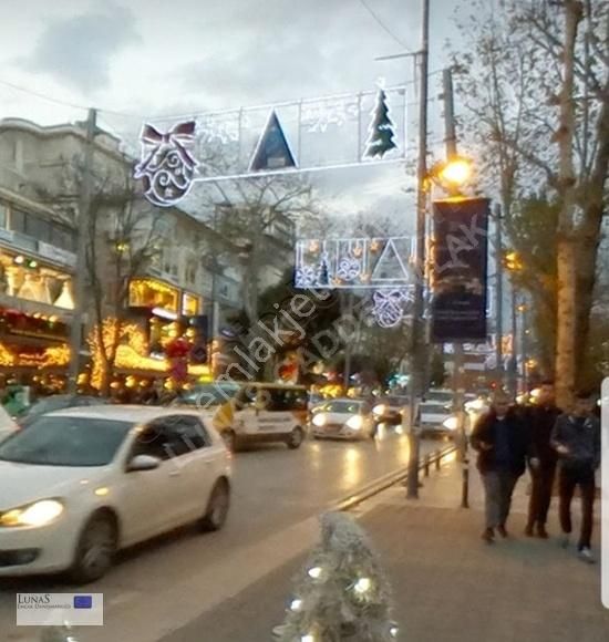 Suadiye Sahil'de Devren Gıdaya Uygun Ön Kullanımlı Dükkan