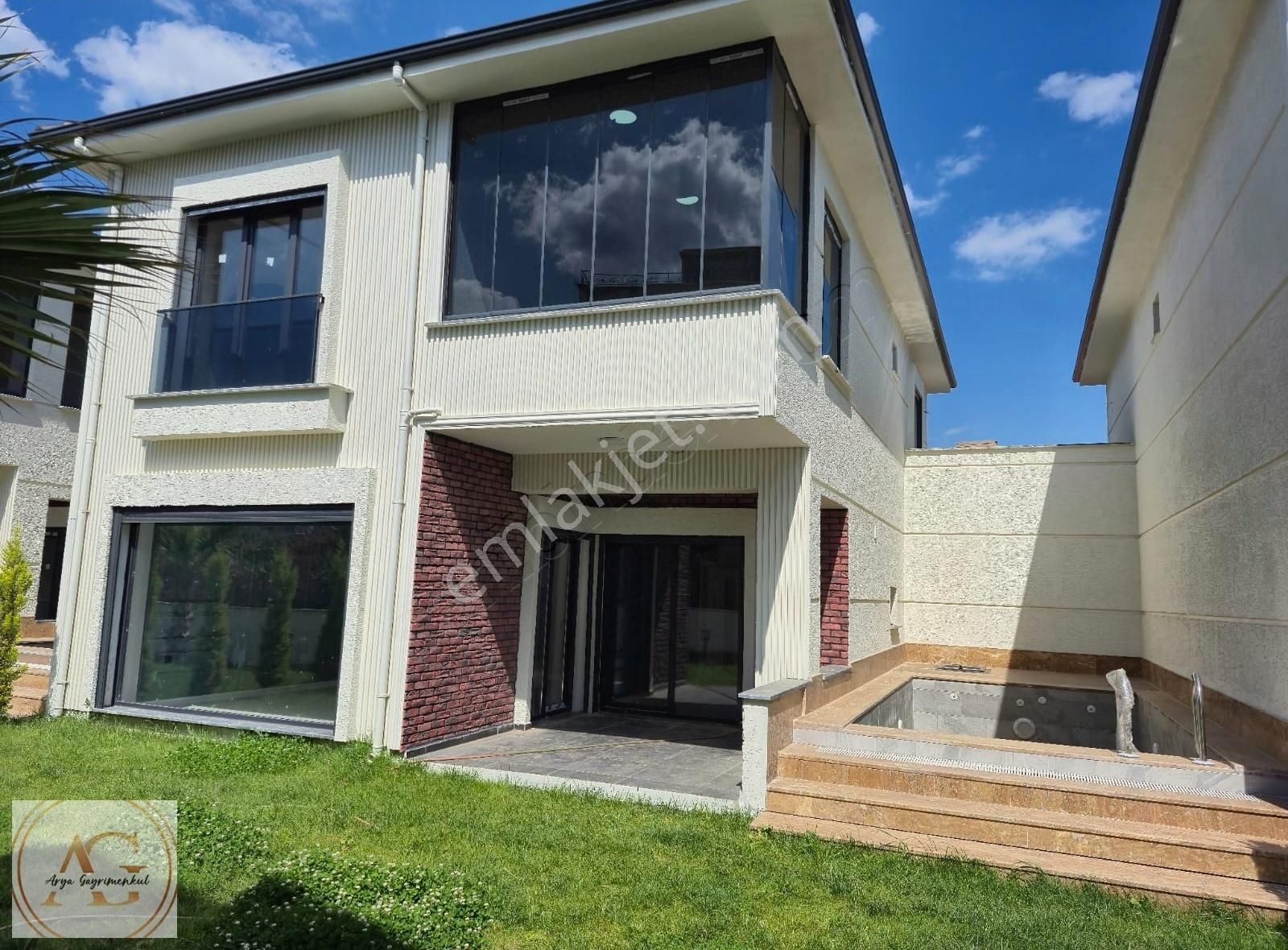 Arya'dan Şık Tasarımlı Geniş Büyük 4+1 Müstakil Havuzlu Villa