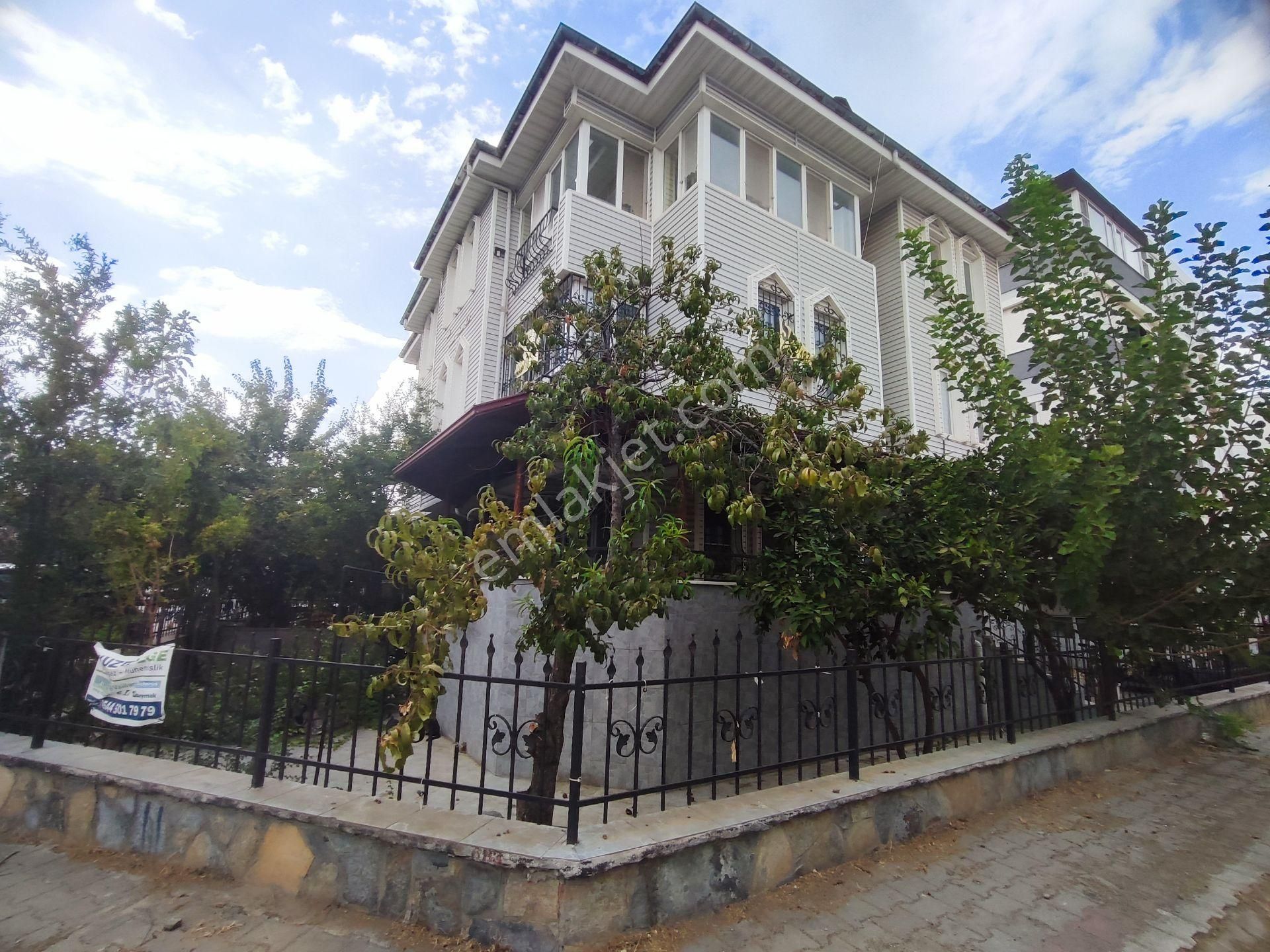 Kardeş'ten Akçayda Denize Yakın Bahçeli & Otoparklı 5+1 Tripleks Villa