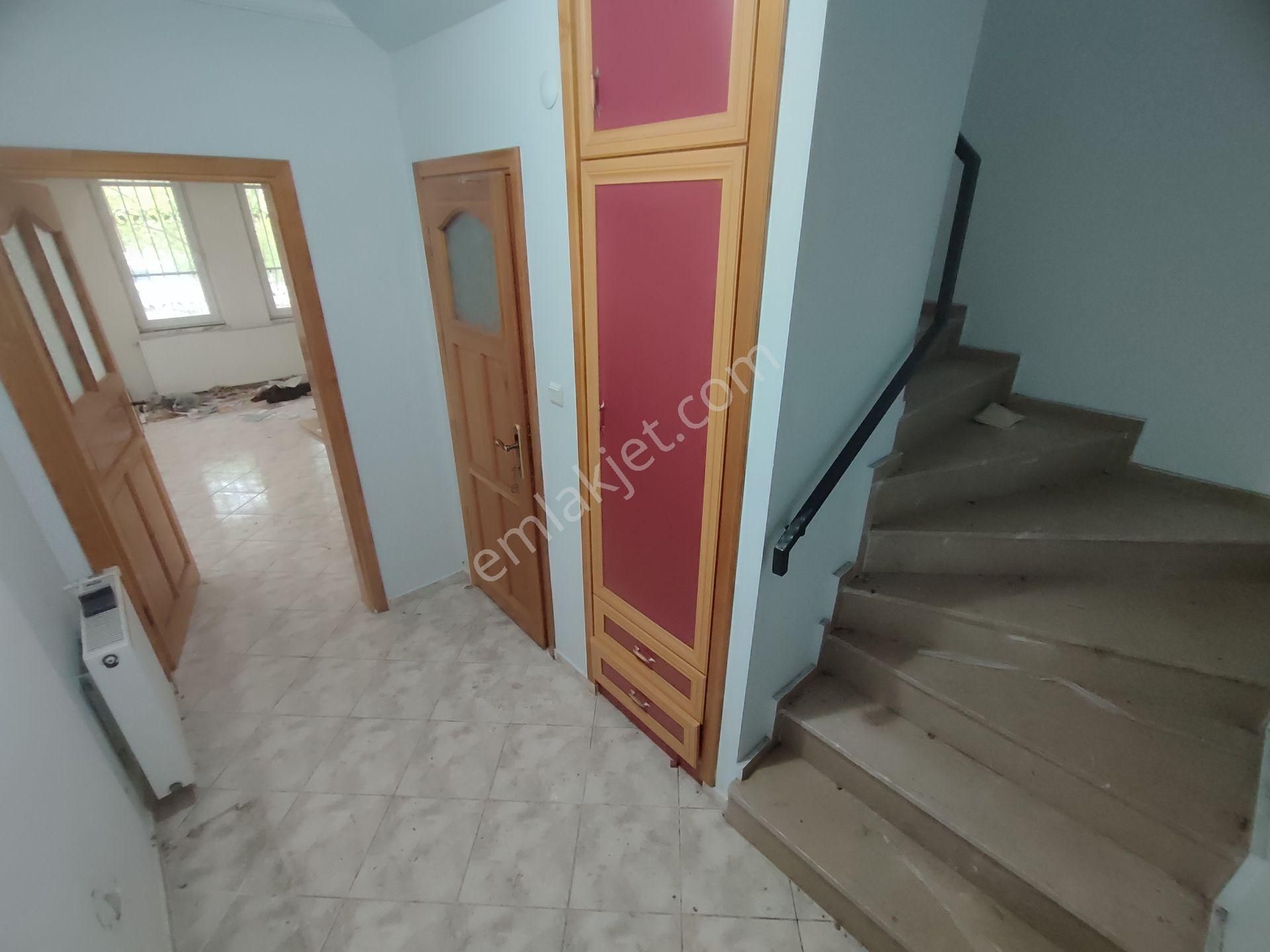 Kardeş'ten Akçayda Denize Yakın Bahçeli & Otoparklı 5+1 Tripleks Villa - Görsel 15