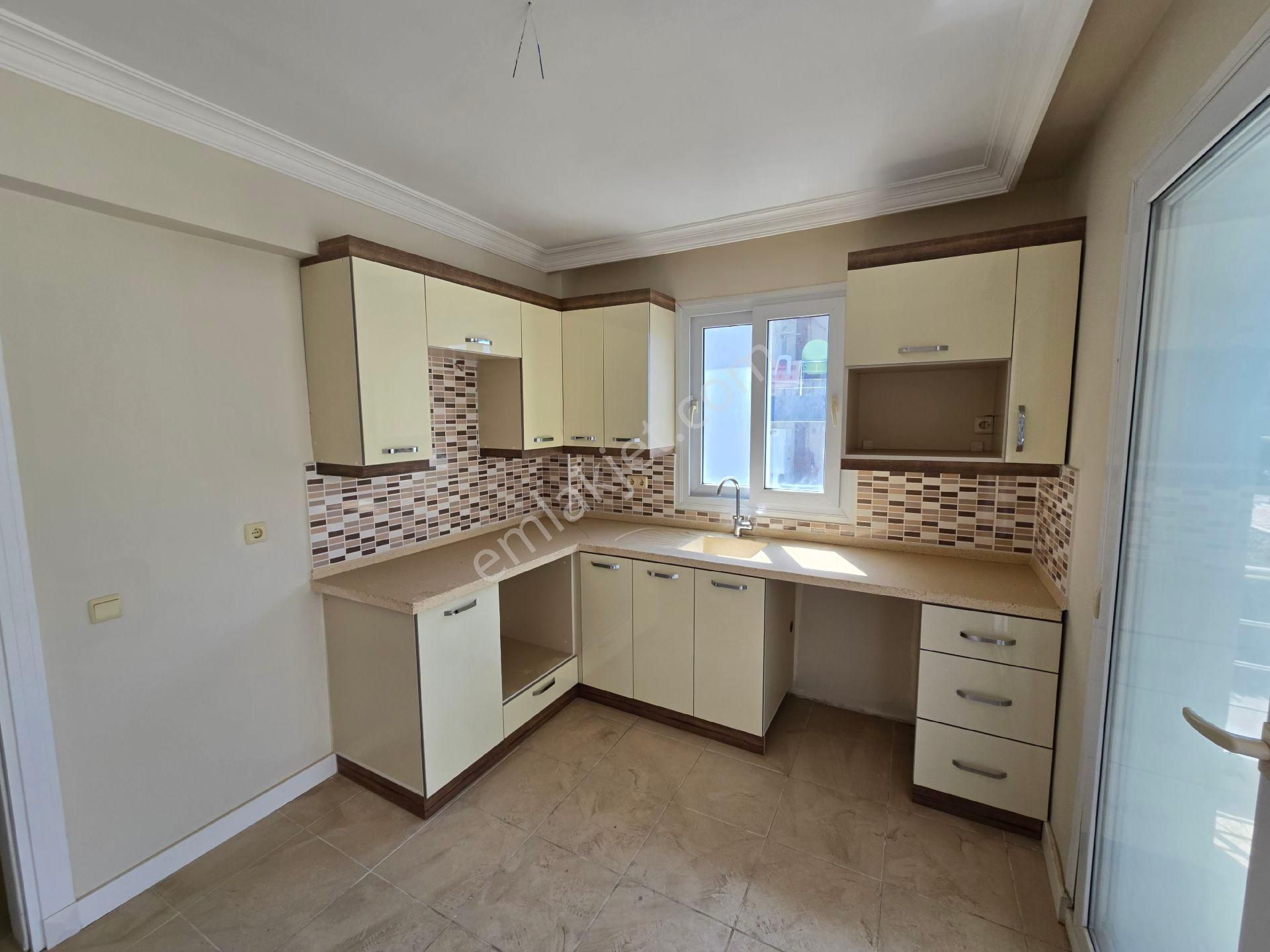 Kuşadası Merkezde Havuzlu Güvenlikli Sitede Arakat Kapalı Mutfaklı 3+1 135m2 Fırsat Daire - Görsel 3